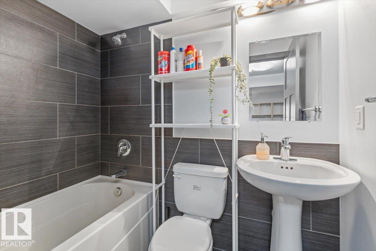 #3 7210 96 ST NW - 27