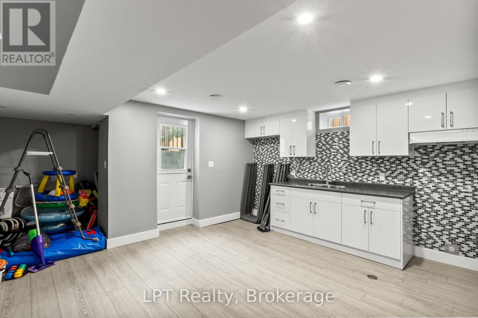 111 BAYVIEW AVENUE - 27