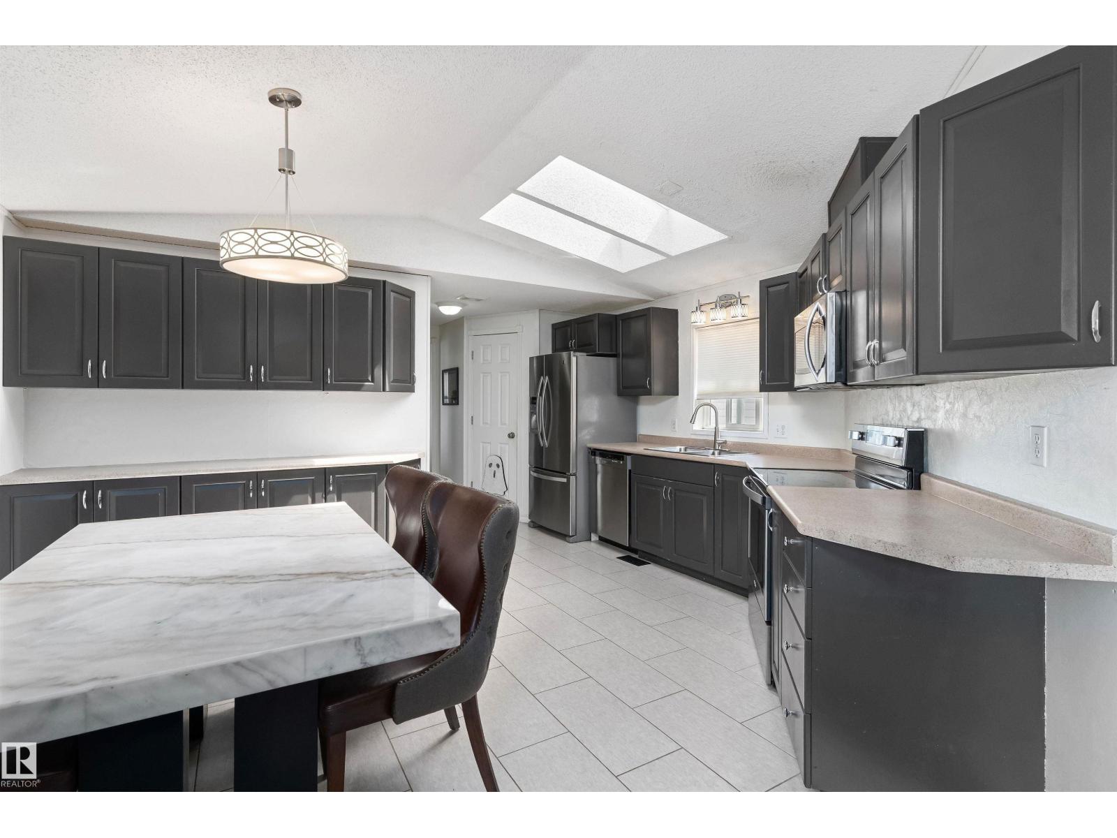 1661 Jubilee Crescent - 11