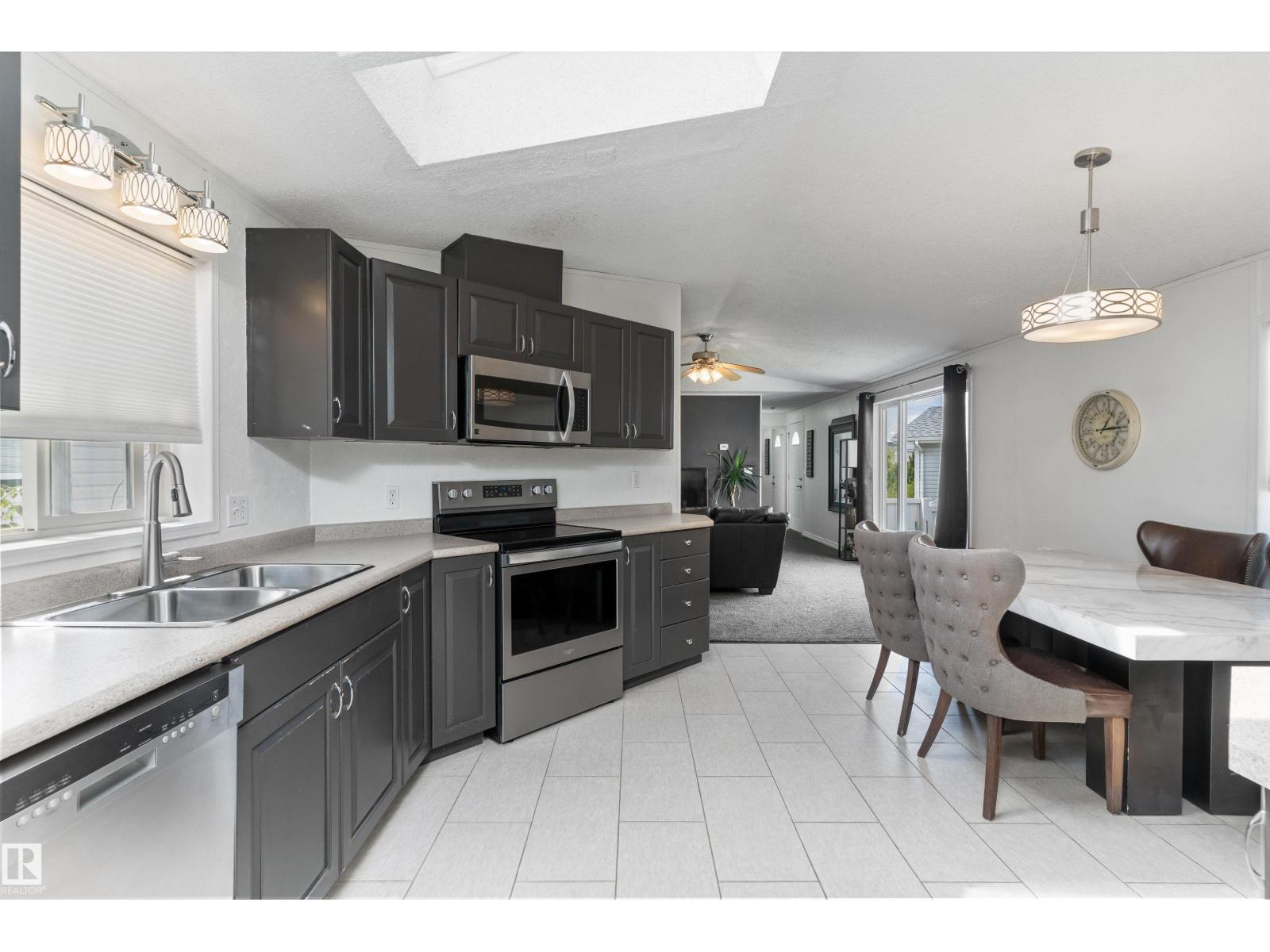 1661 Jubilee Crescent - 13