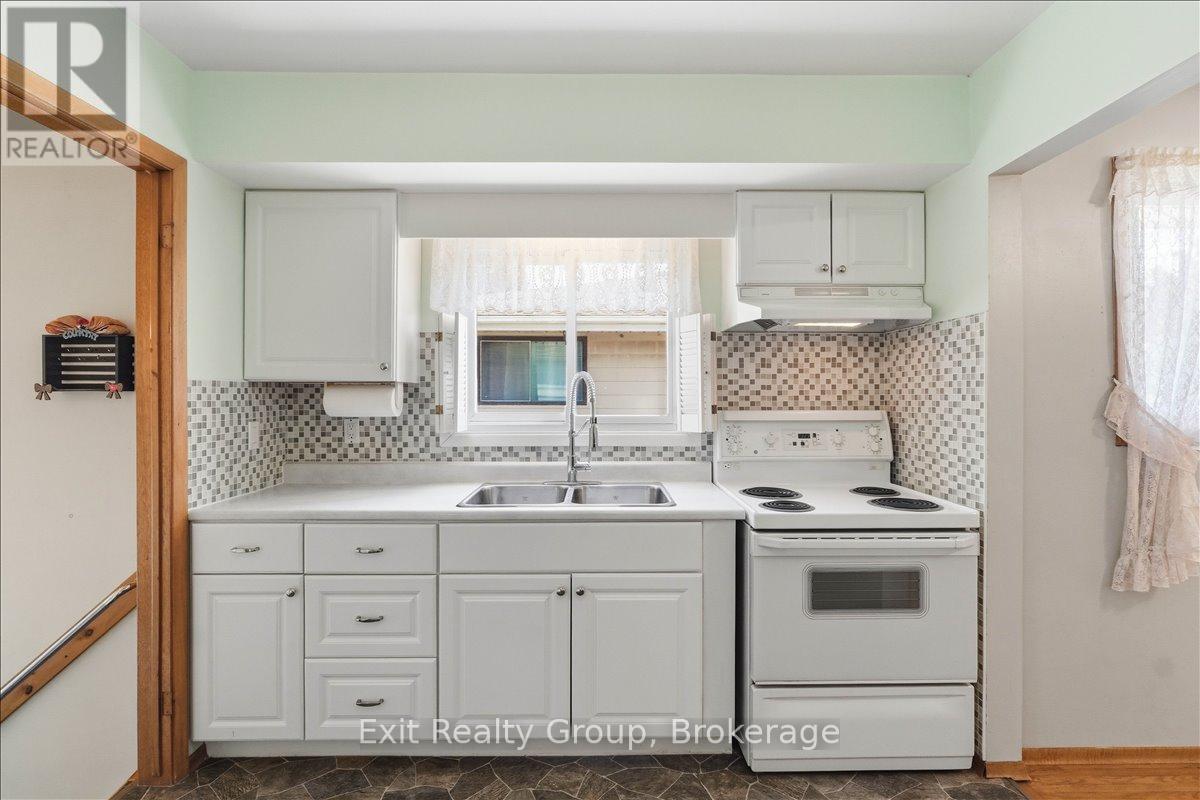 261 BYRON STREET - 6