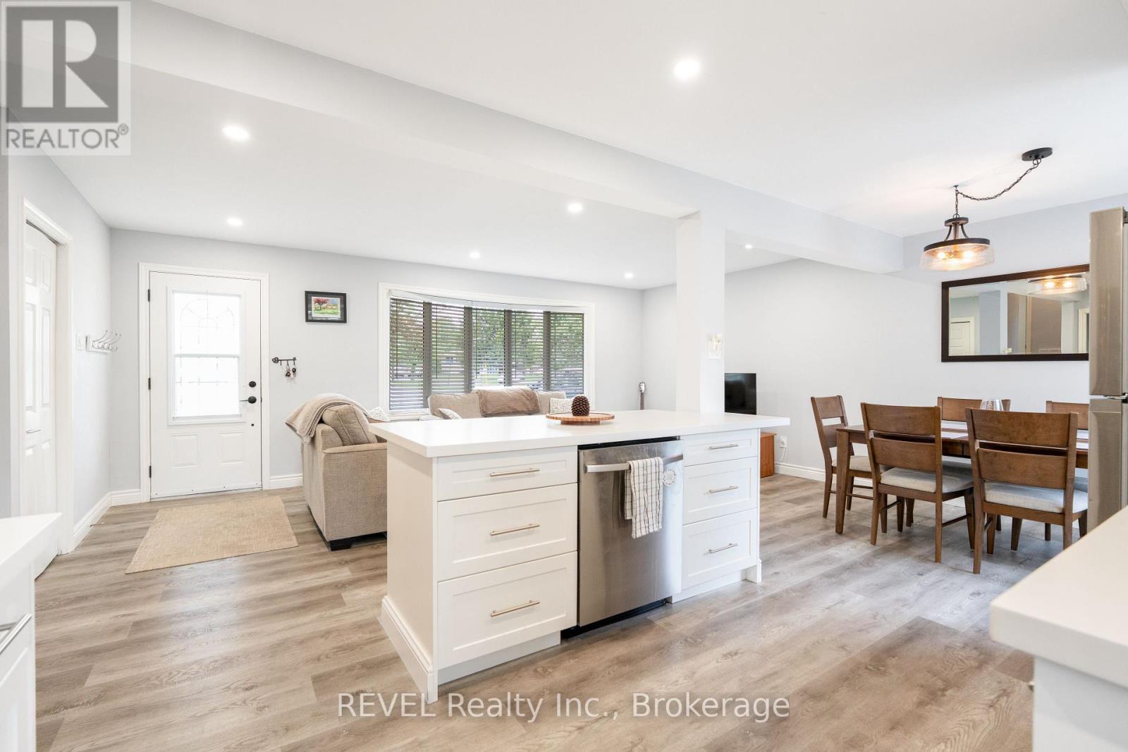 4480 QUEENSWAY GARDENS - 3