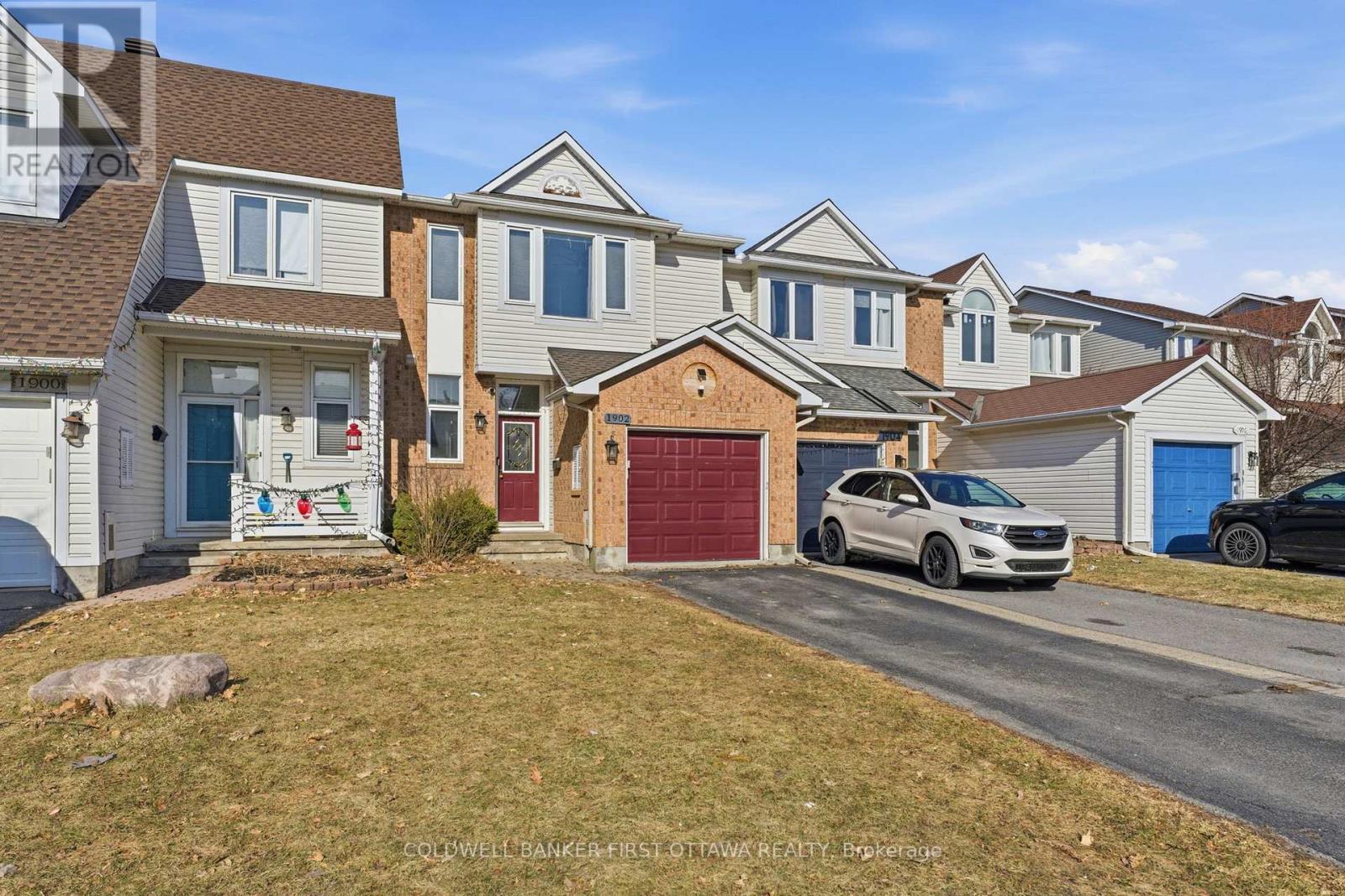 1902 HENNESSY CRESCENT - 2