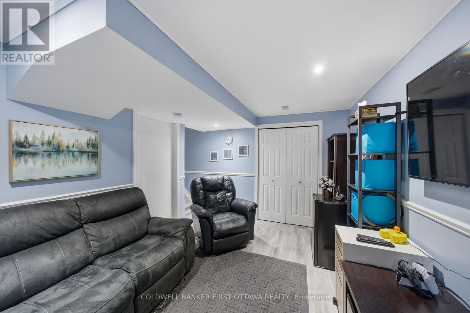 1902 HENNESSY CRESCENT - 30