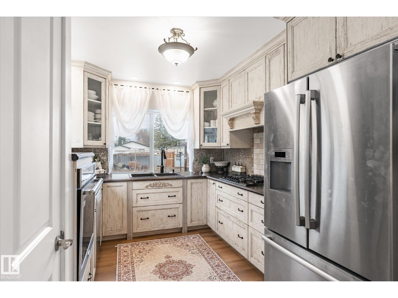 5016 44 Ave - 8