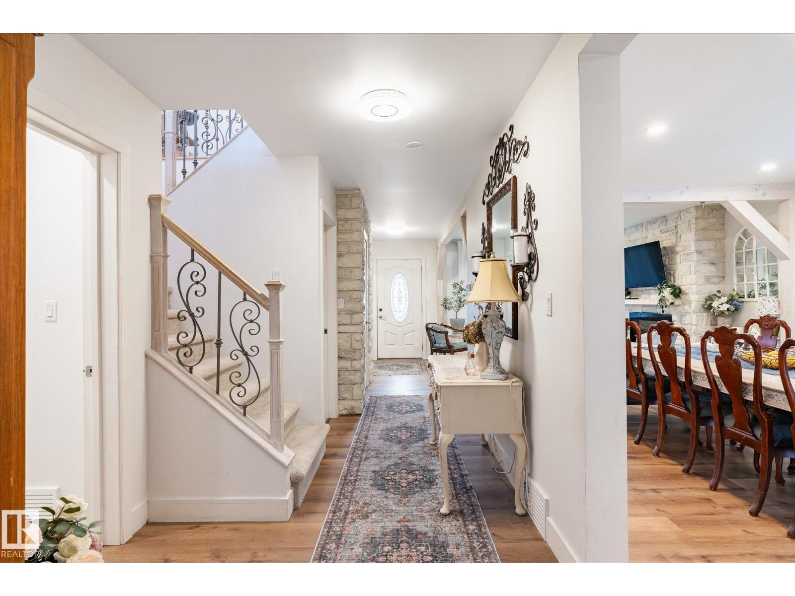 5016 44 Ave - 10