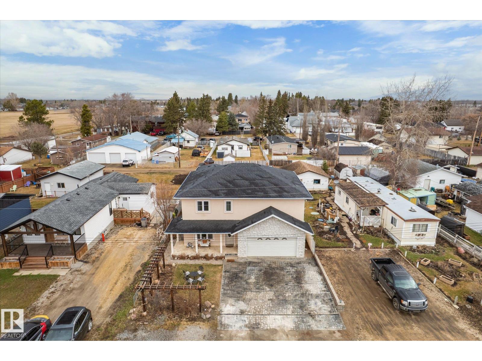 5016 44 Ave - 51