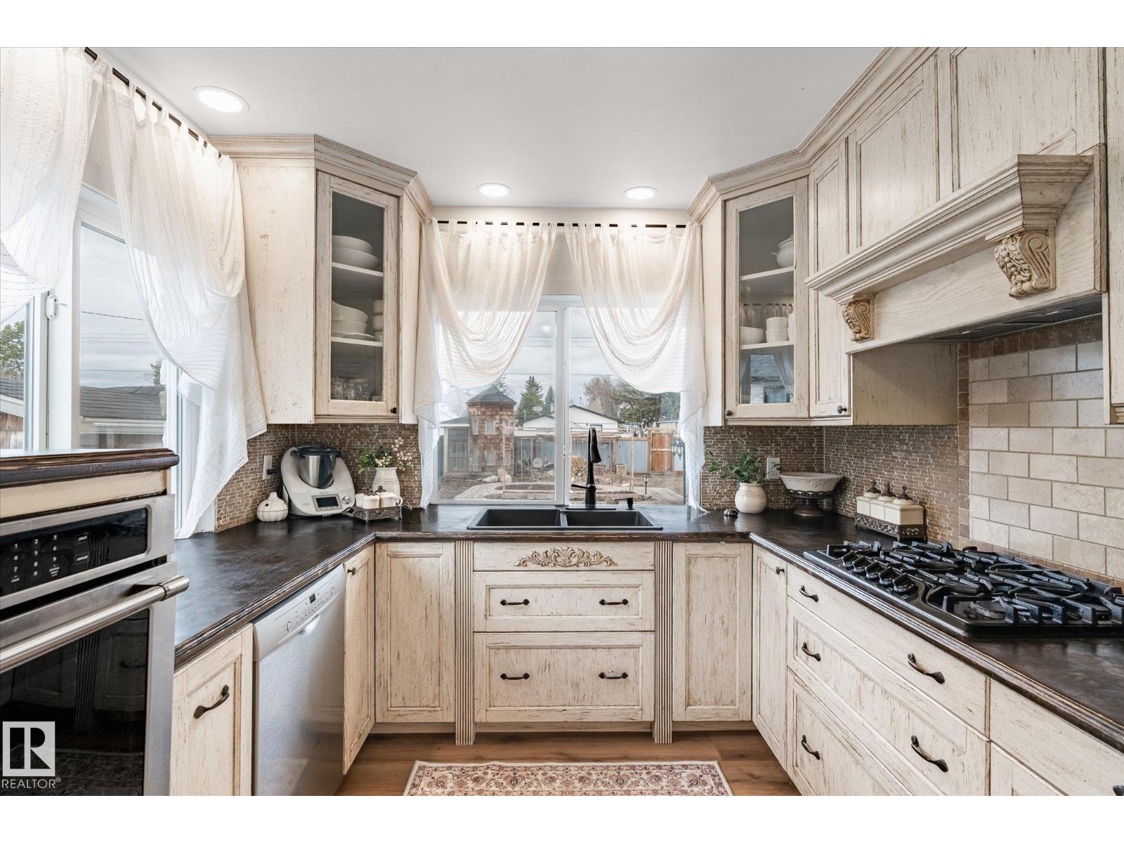 5016 44 Ave - 7
