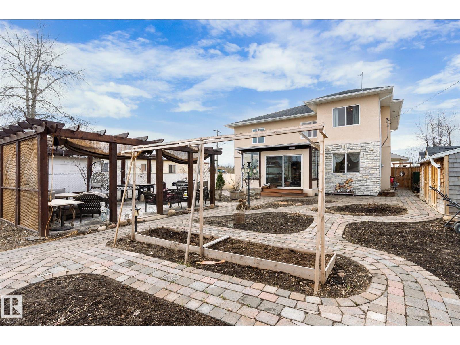 5016 44 Ave - 45
