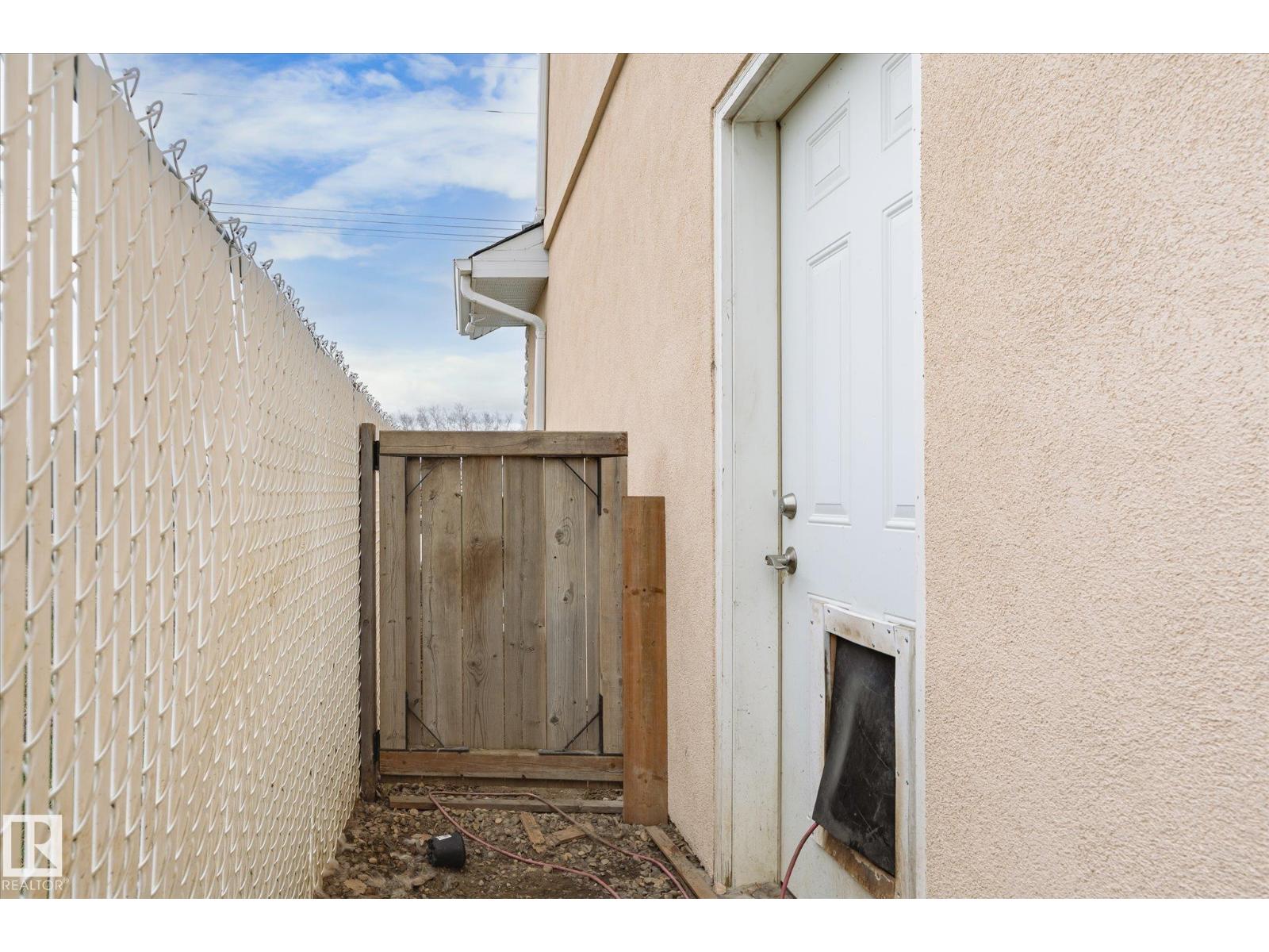 5016 44 Ave - 48