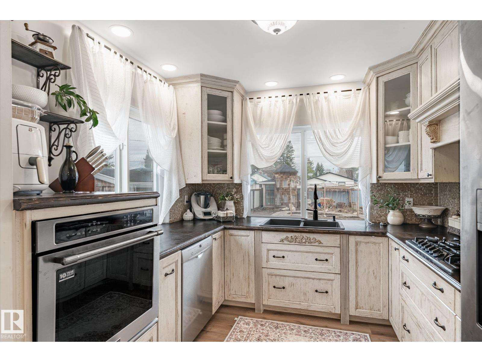 5016 44 Ave - 9