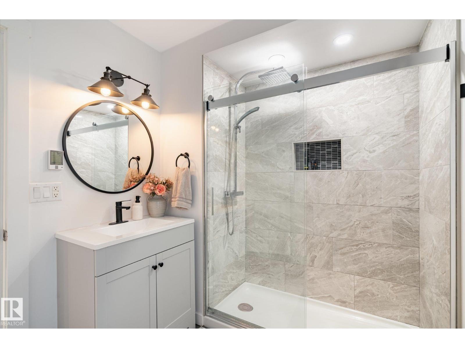 5016 44 Ave - 34
