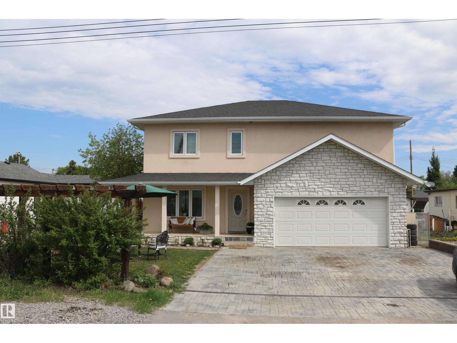 5016 44 Ave - 1