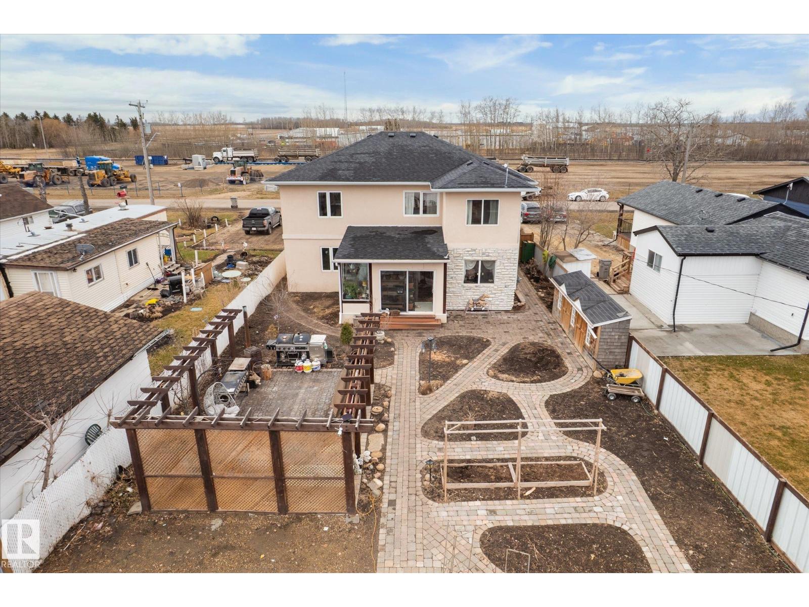 5016 44 Ave - 49