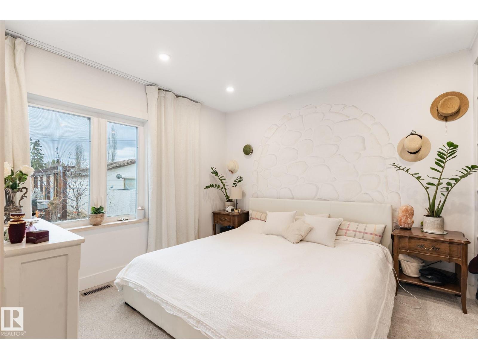 5016 44 Ave - 11