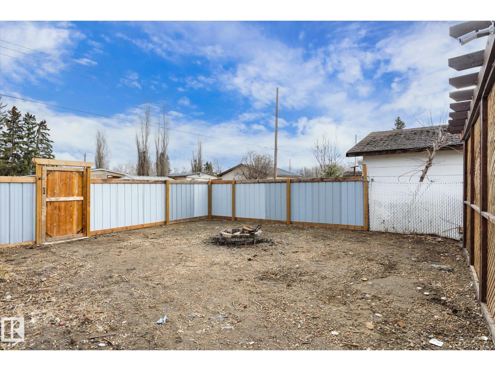 5016 44 Ave - 44