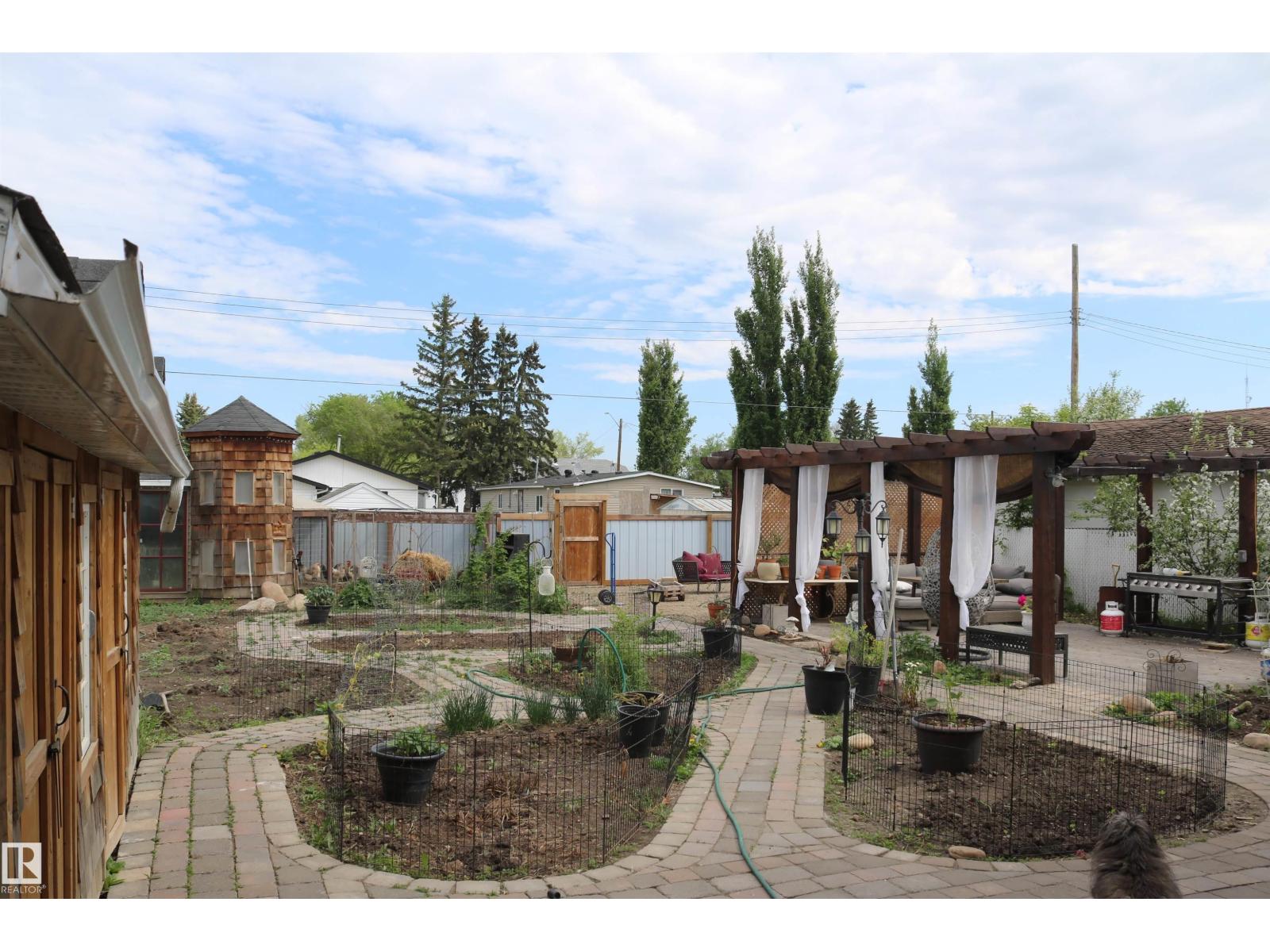 5016 44 Ave - 40