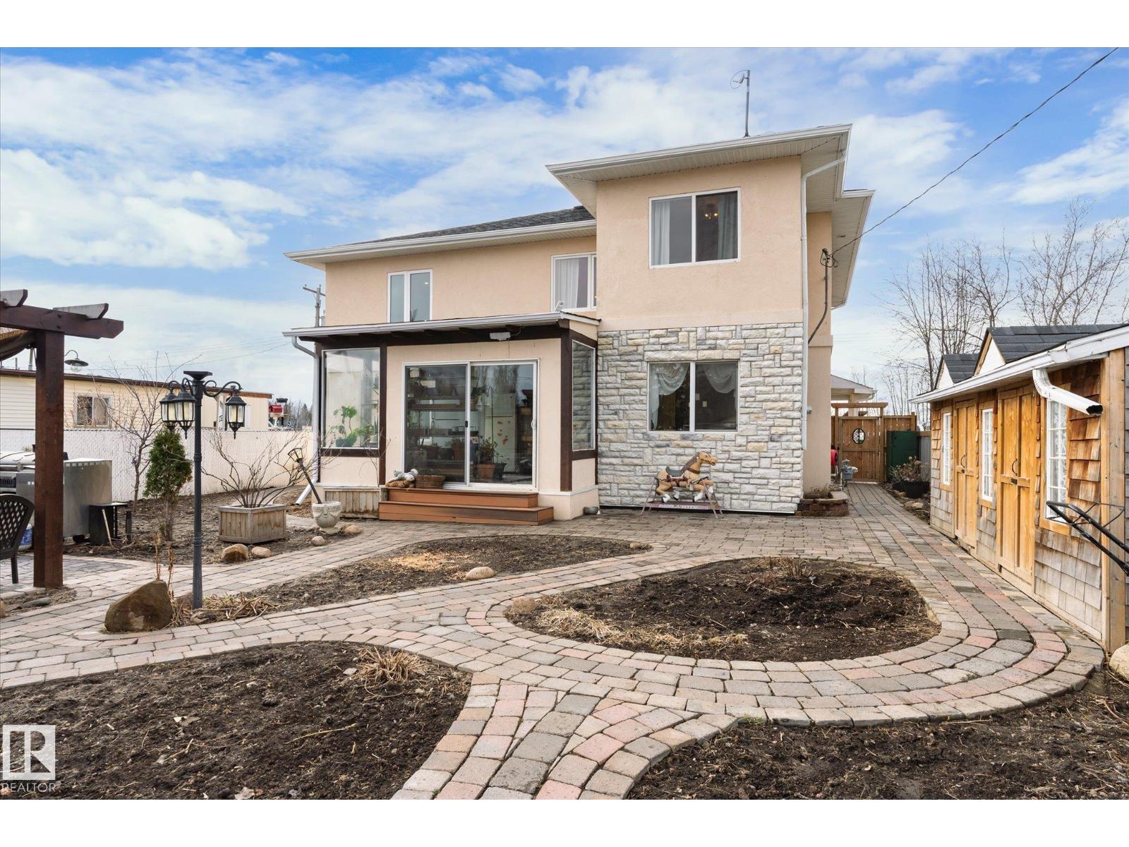 5016 44 Ave - 41
