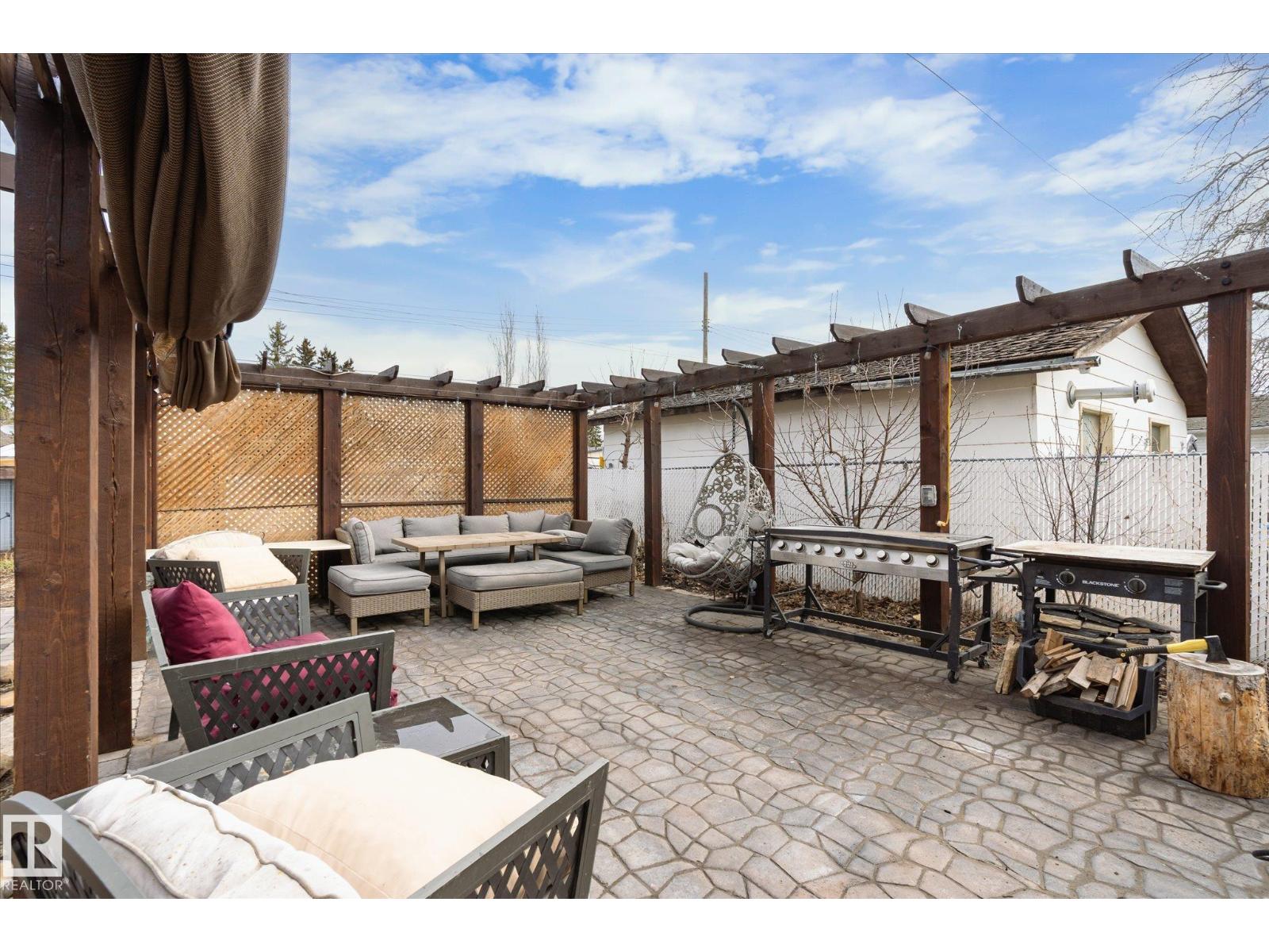 5016 44 Ave - 43