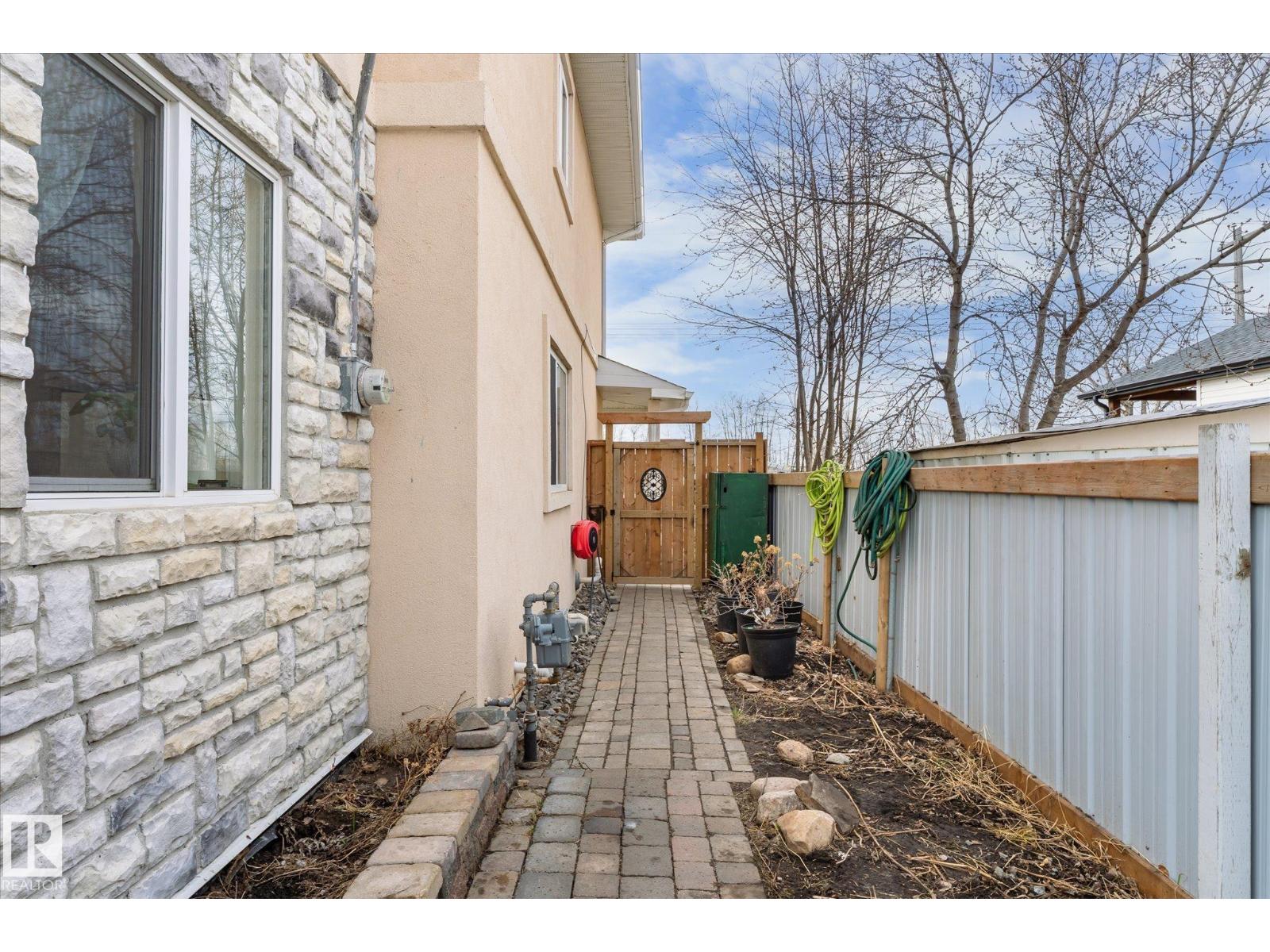 5016 44 Ave - 47