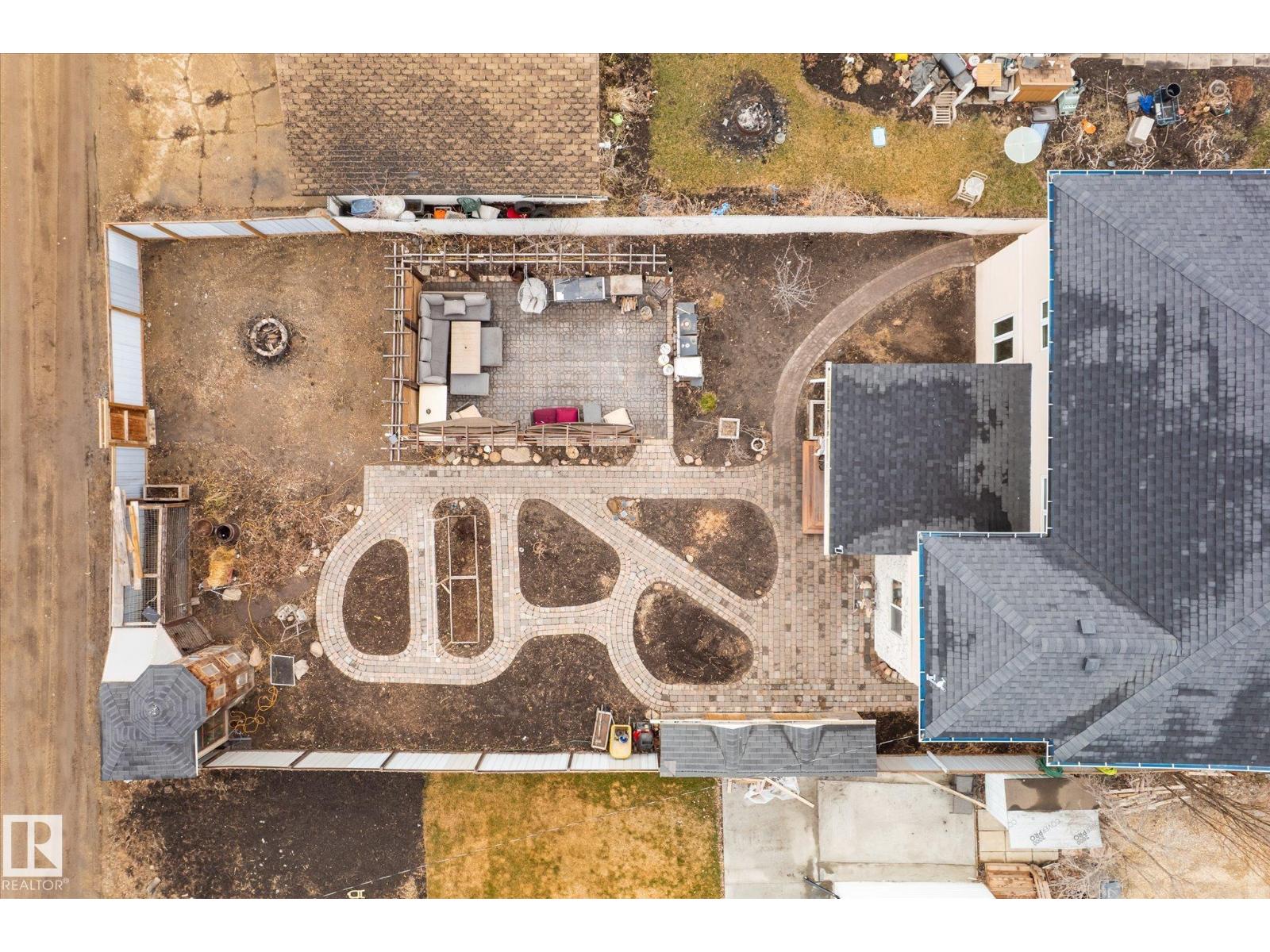 5016 44 Ave - 50