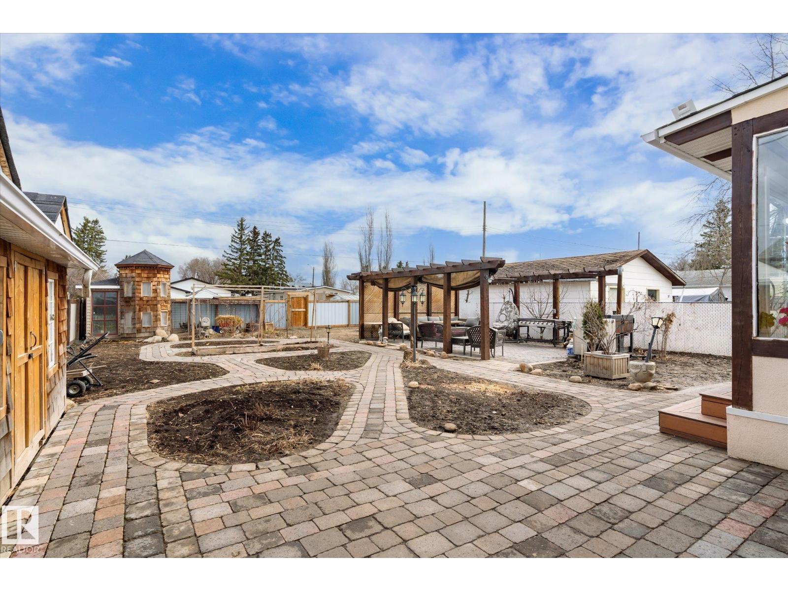 5016 44 Ave - 42
