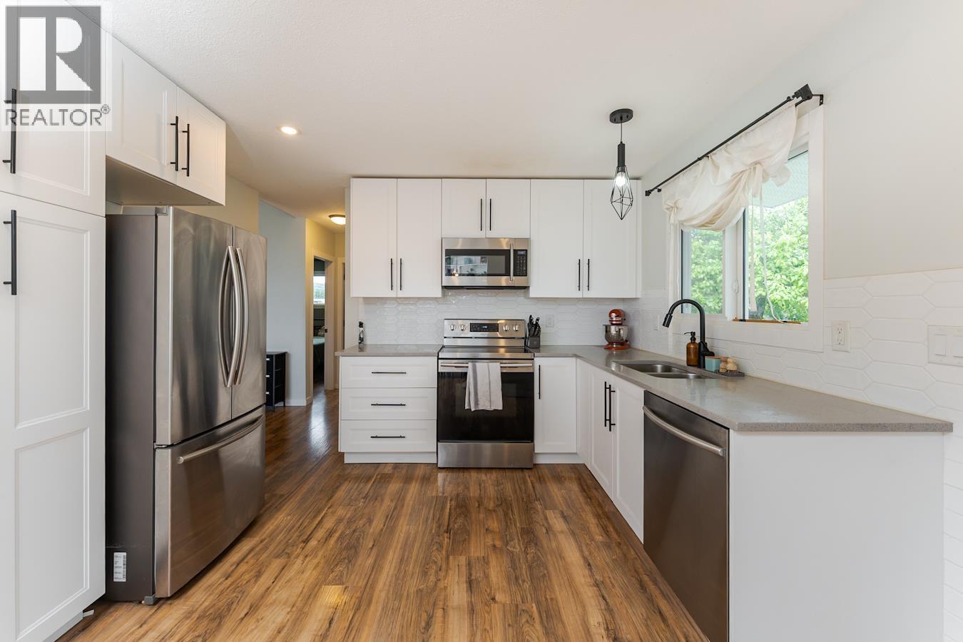 Photo 9 of 33 — 207 N OGILVIE STREET · Prince George, BC
