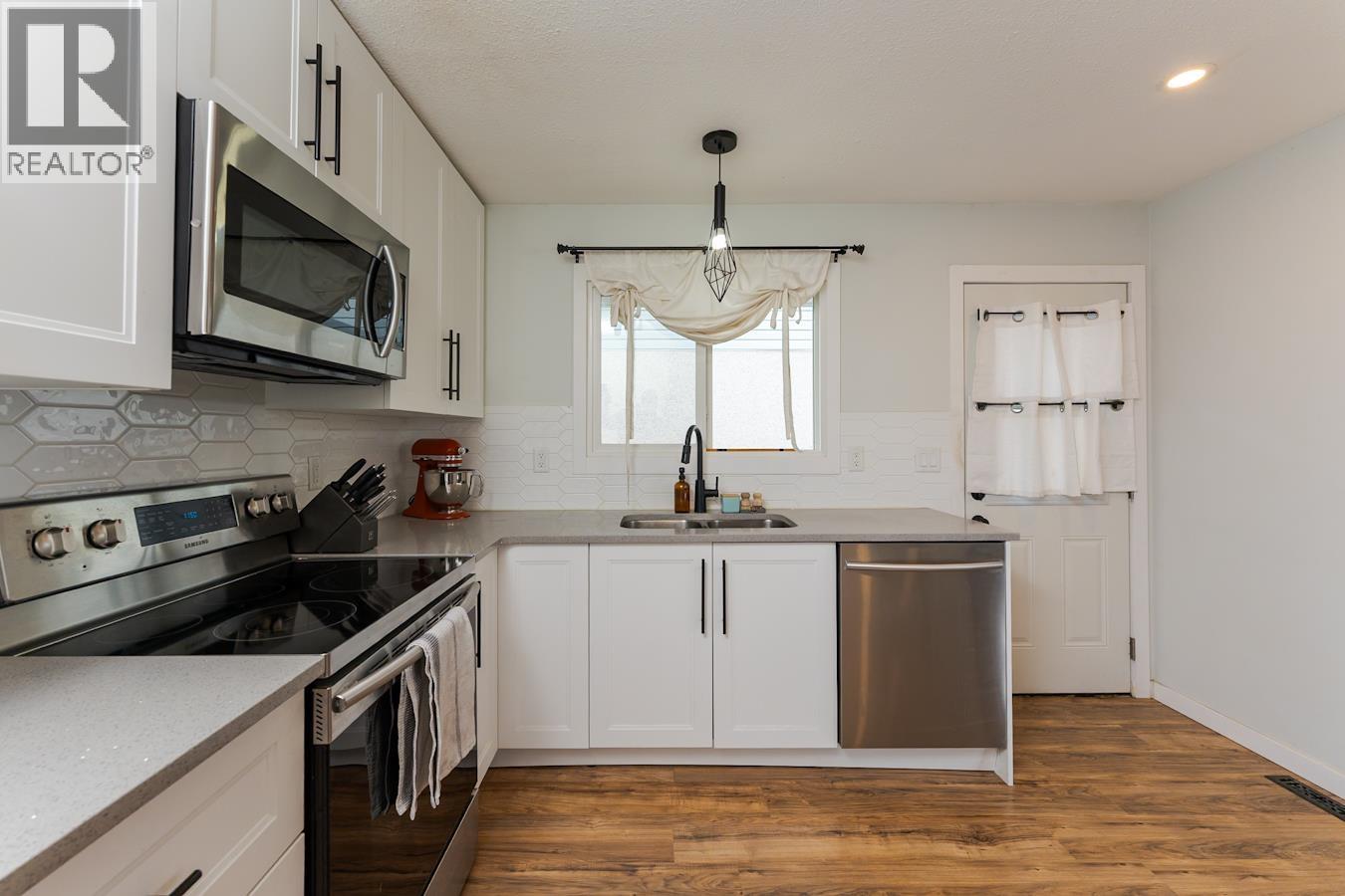 Photo 10 of 33 — 207 N OGILVIE STREET · Prince George, BC