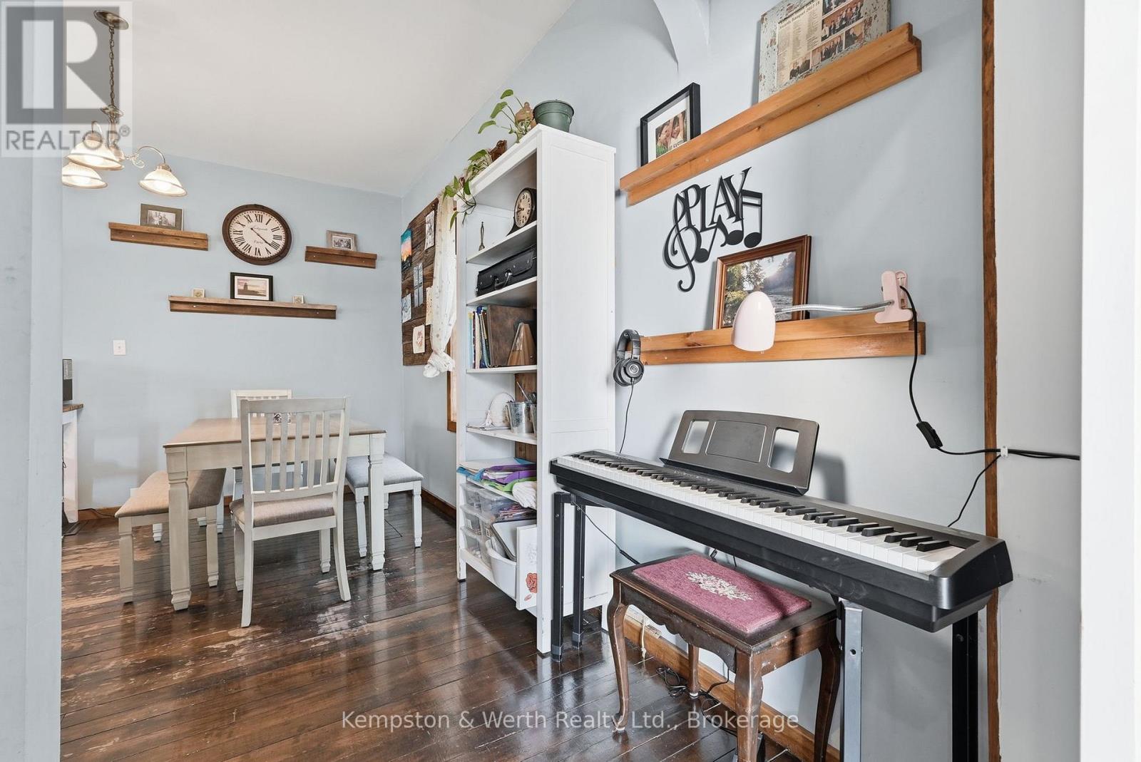545 MAIN STREET E - 11