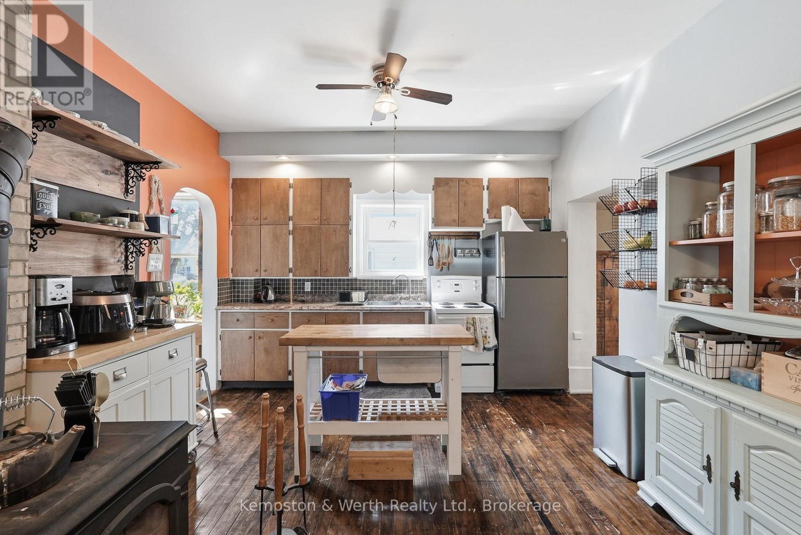 545 MAIN STREET E - 15