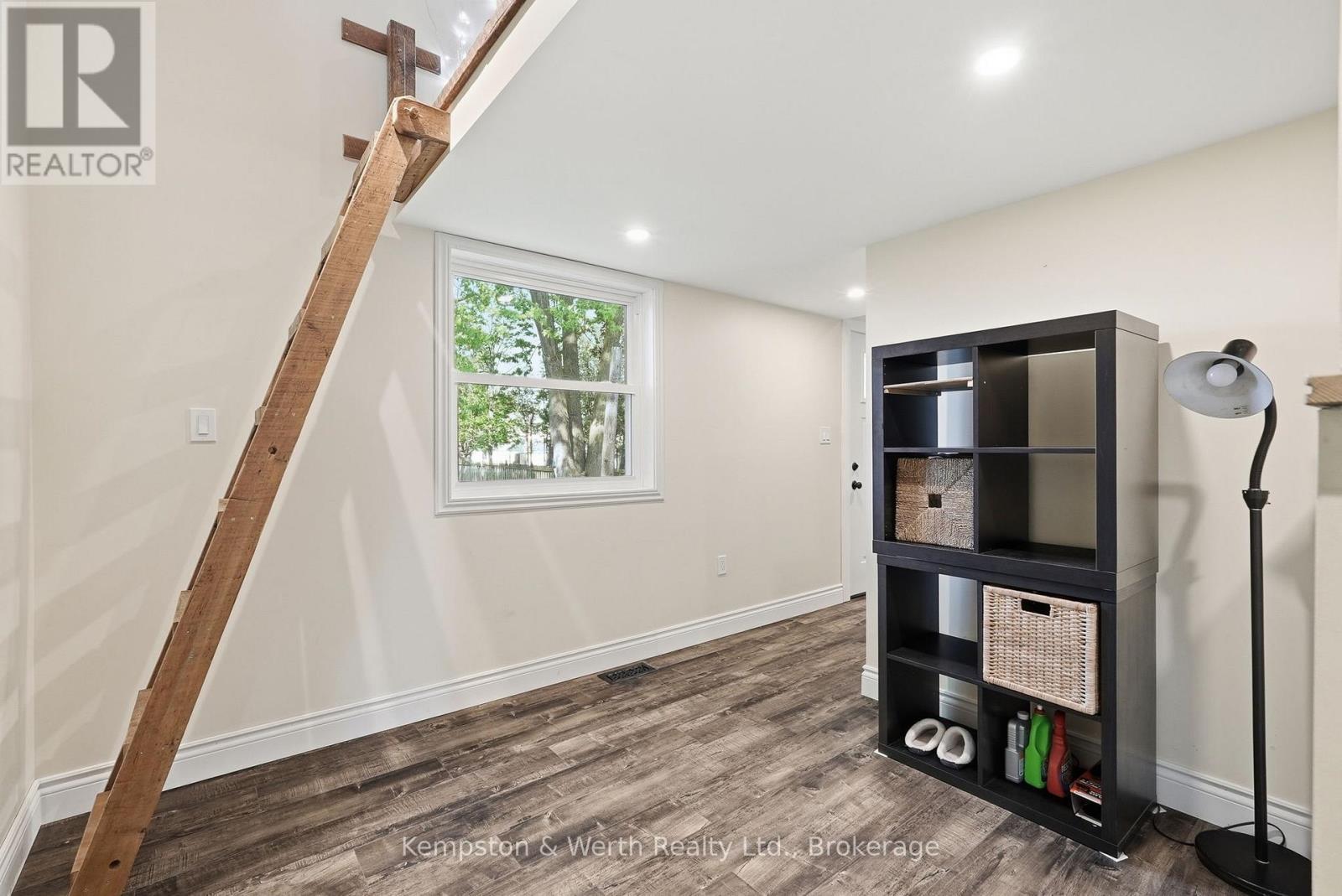 545 MAIN STREET E - 21
