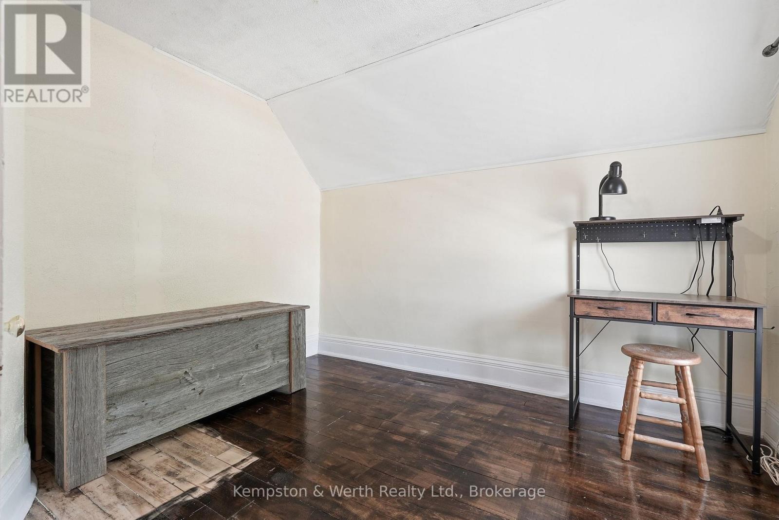 545 MAIN STREET E - 27