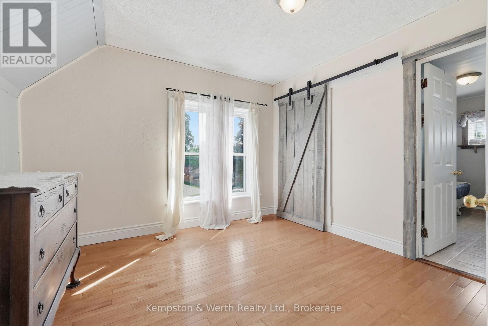 545 MAIN STREET E - 28
