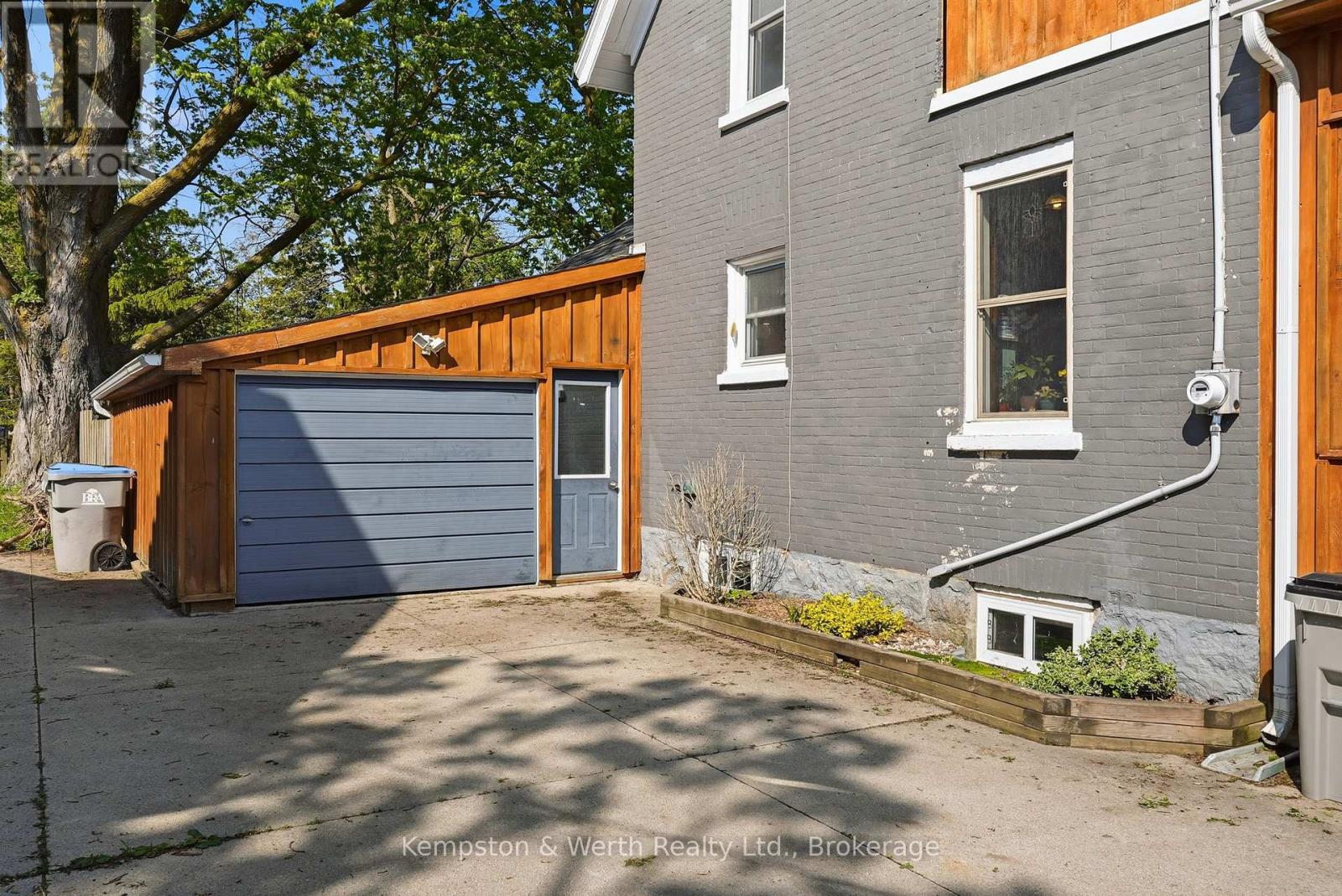 545 MAIN STREET E - 33