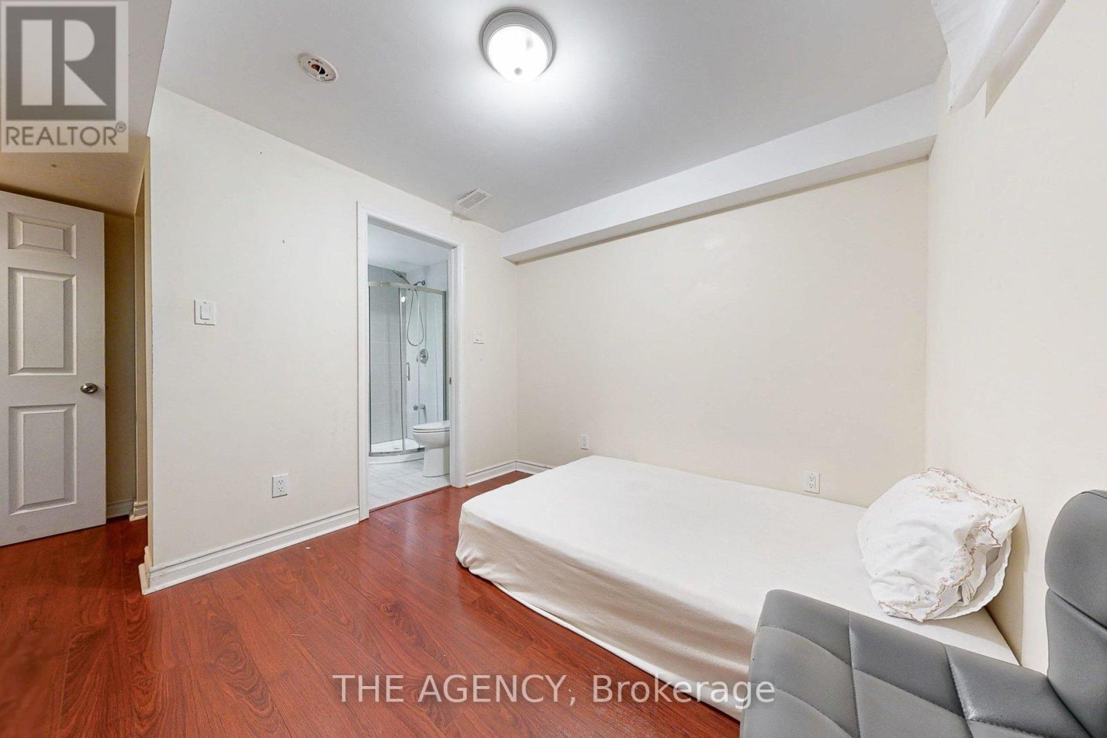 31 SEWARD CRESCENT - 46