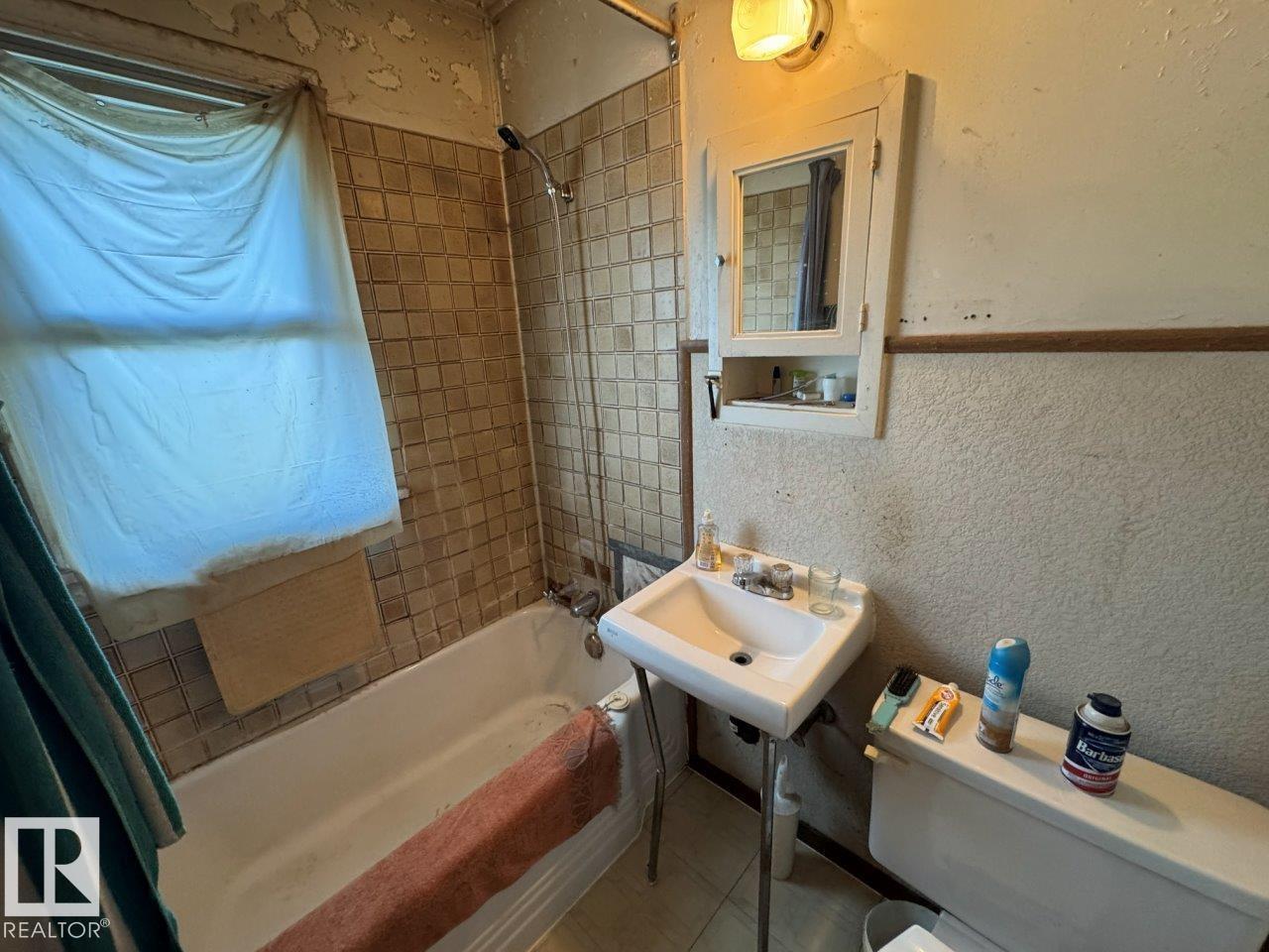 12330 106 ST NW - 16