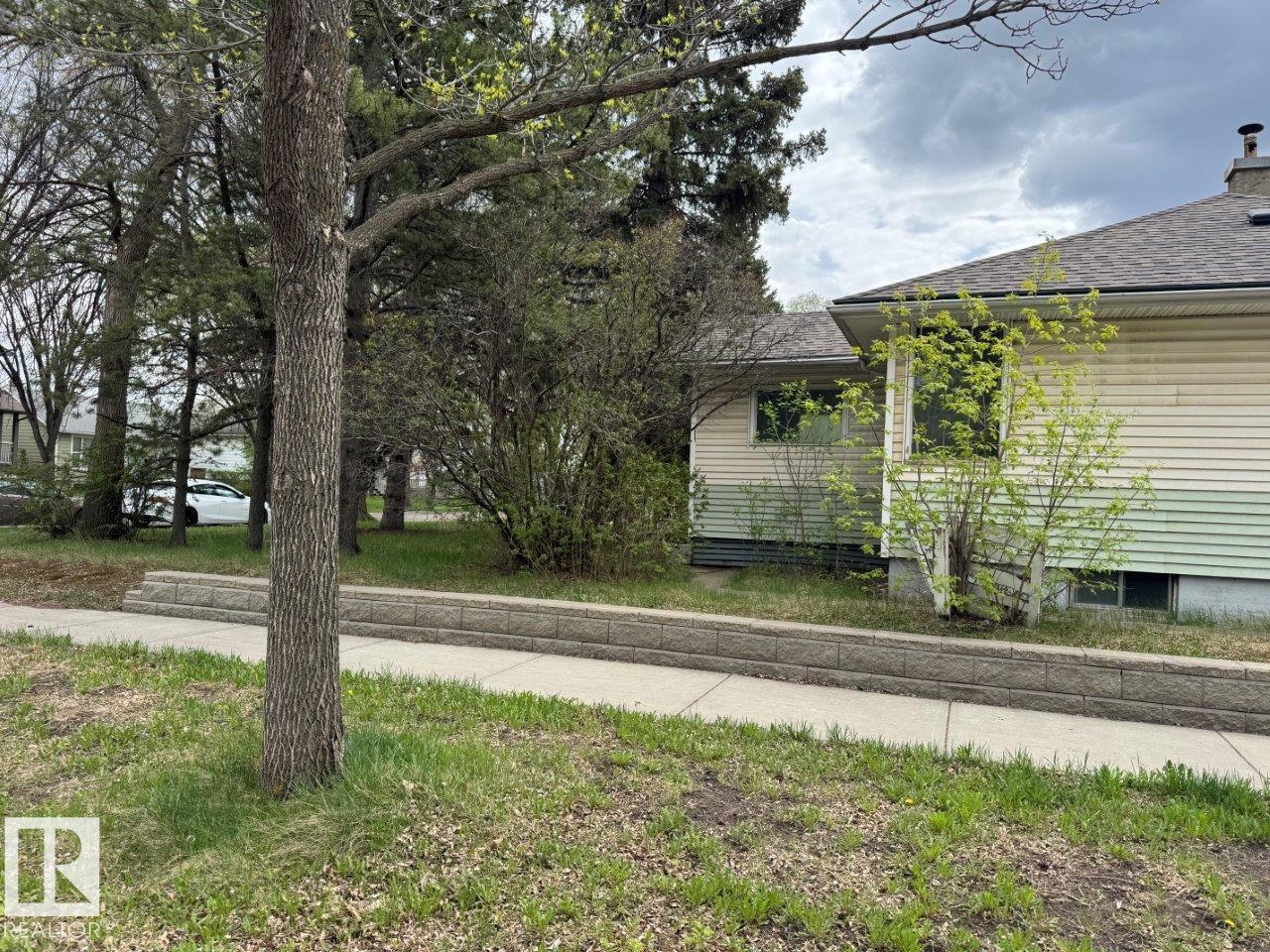 12330 106 ST NW - 6