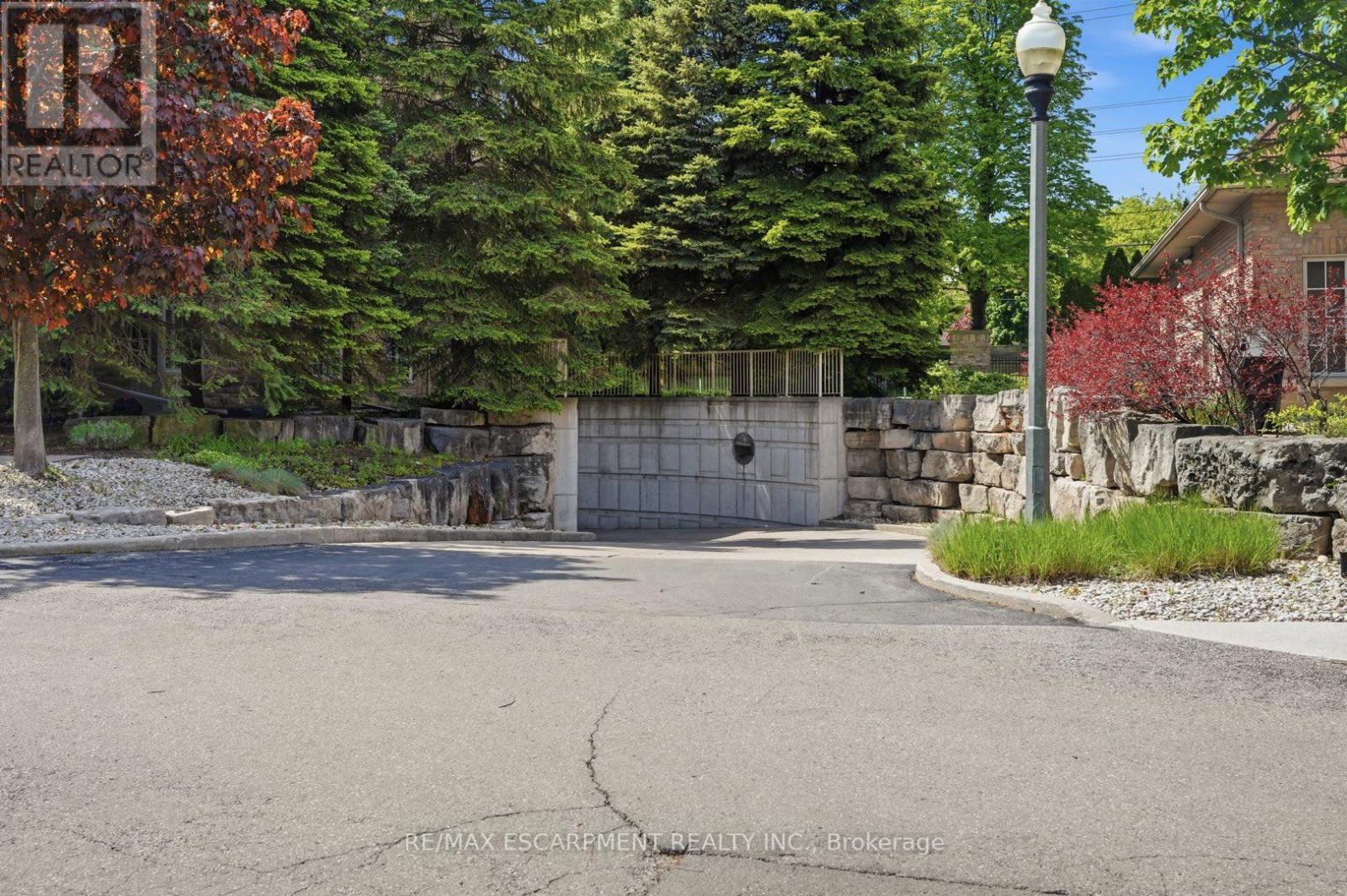 #A307 216 PLAINS ROAD W - 35