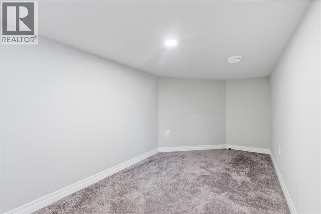 127 Carrington Crescent NW - 22