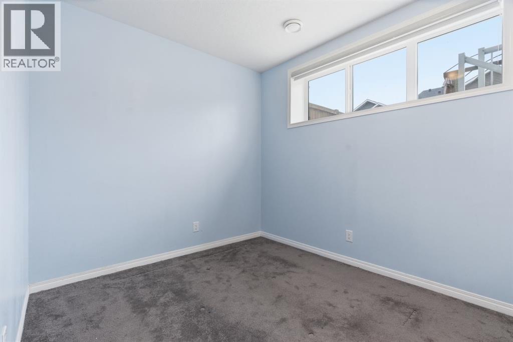 127 Carrington Crescent NW - 32