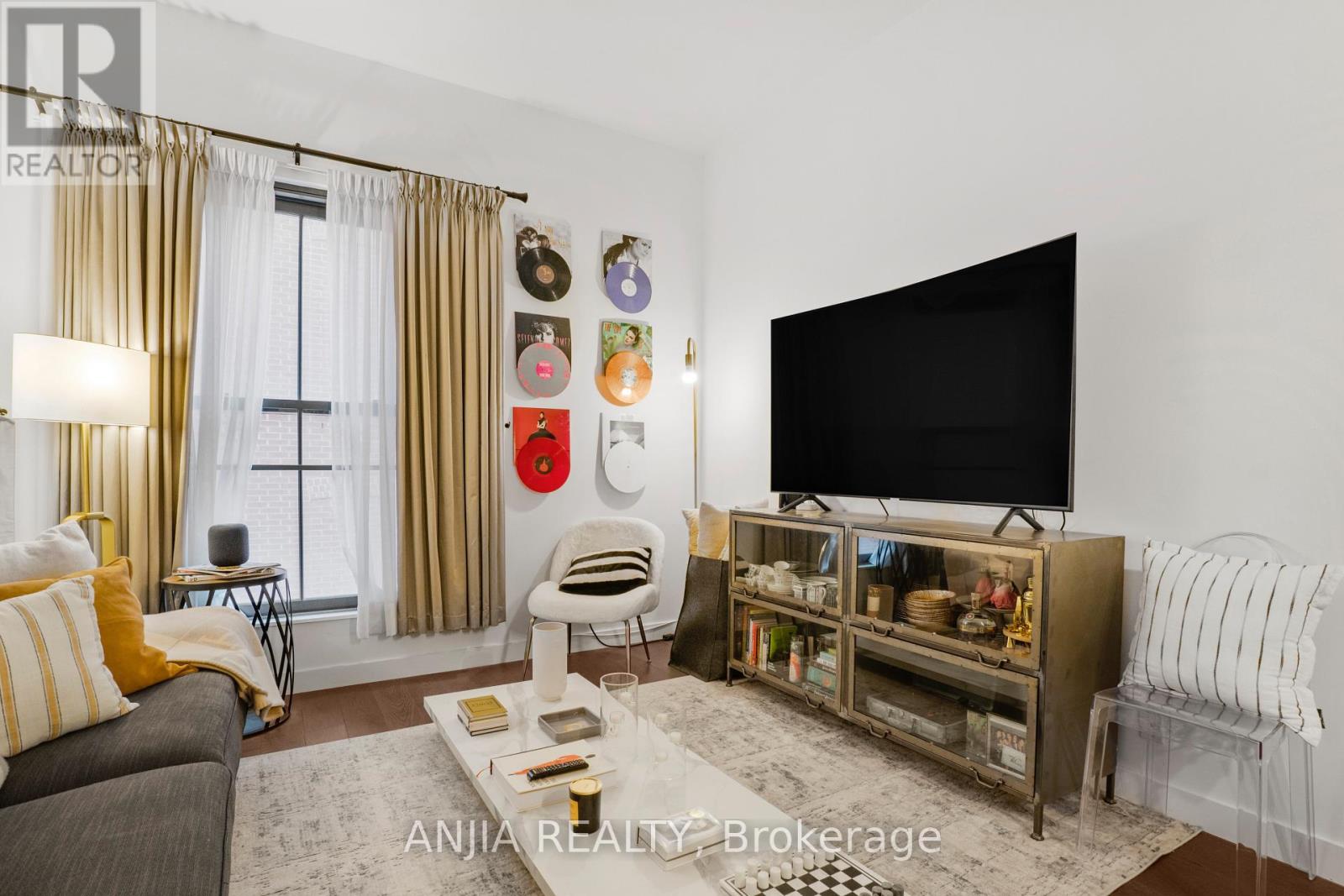 Listing photo of 414 - 5 ST JOSEPH STREET