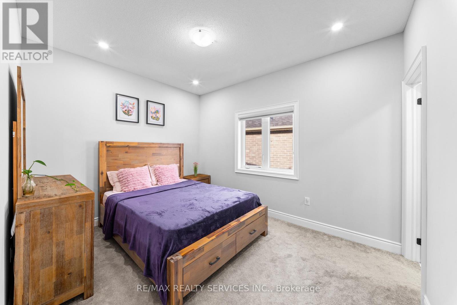 95 EASTMAN DRIVE - 35