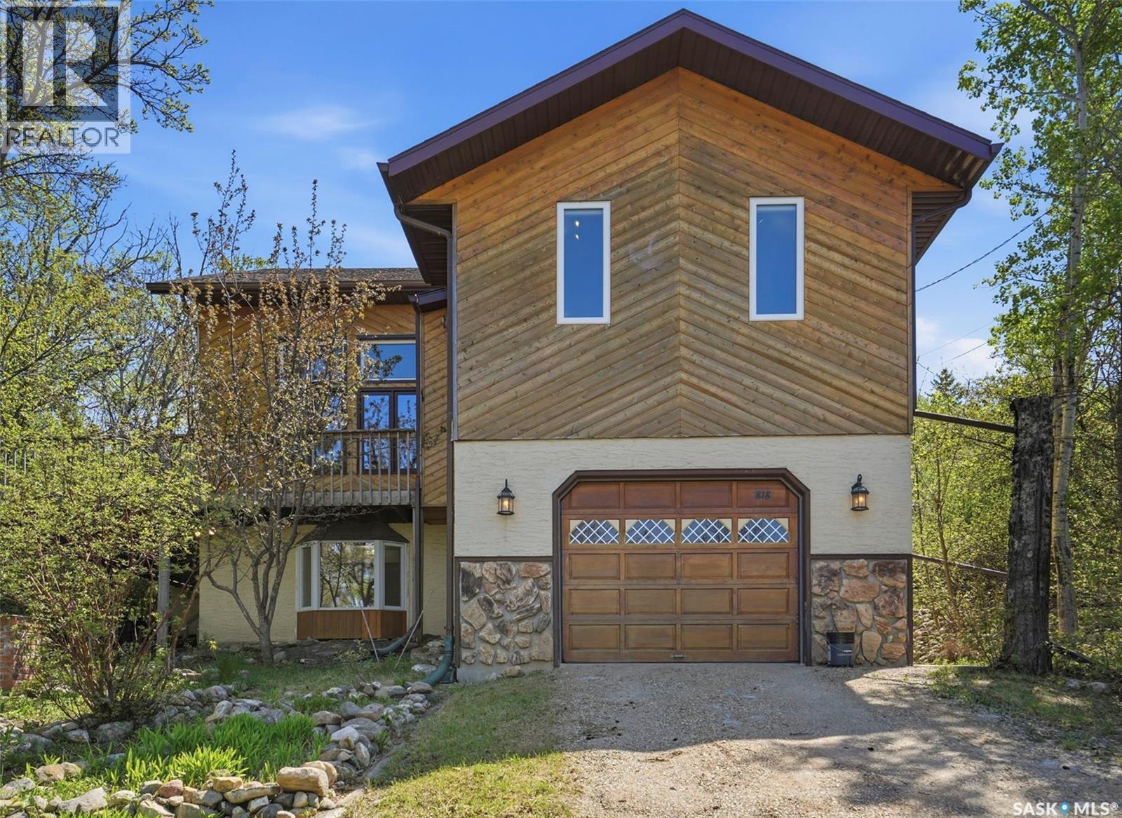 818 Pukwana DRIVE - 2