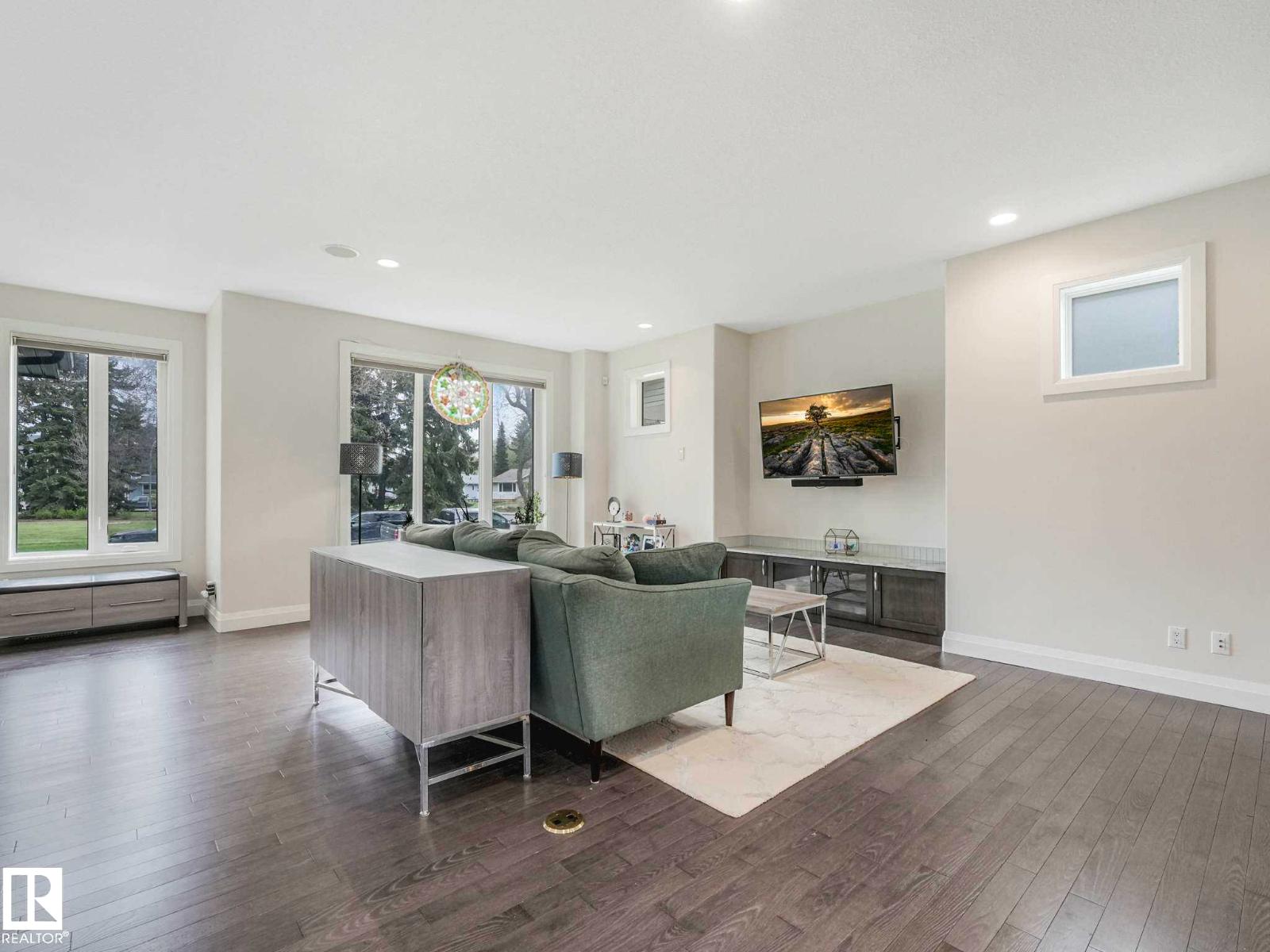 9330 83 ST NW - 7