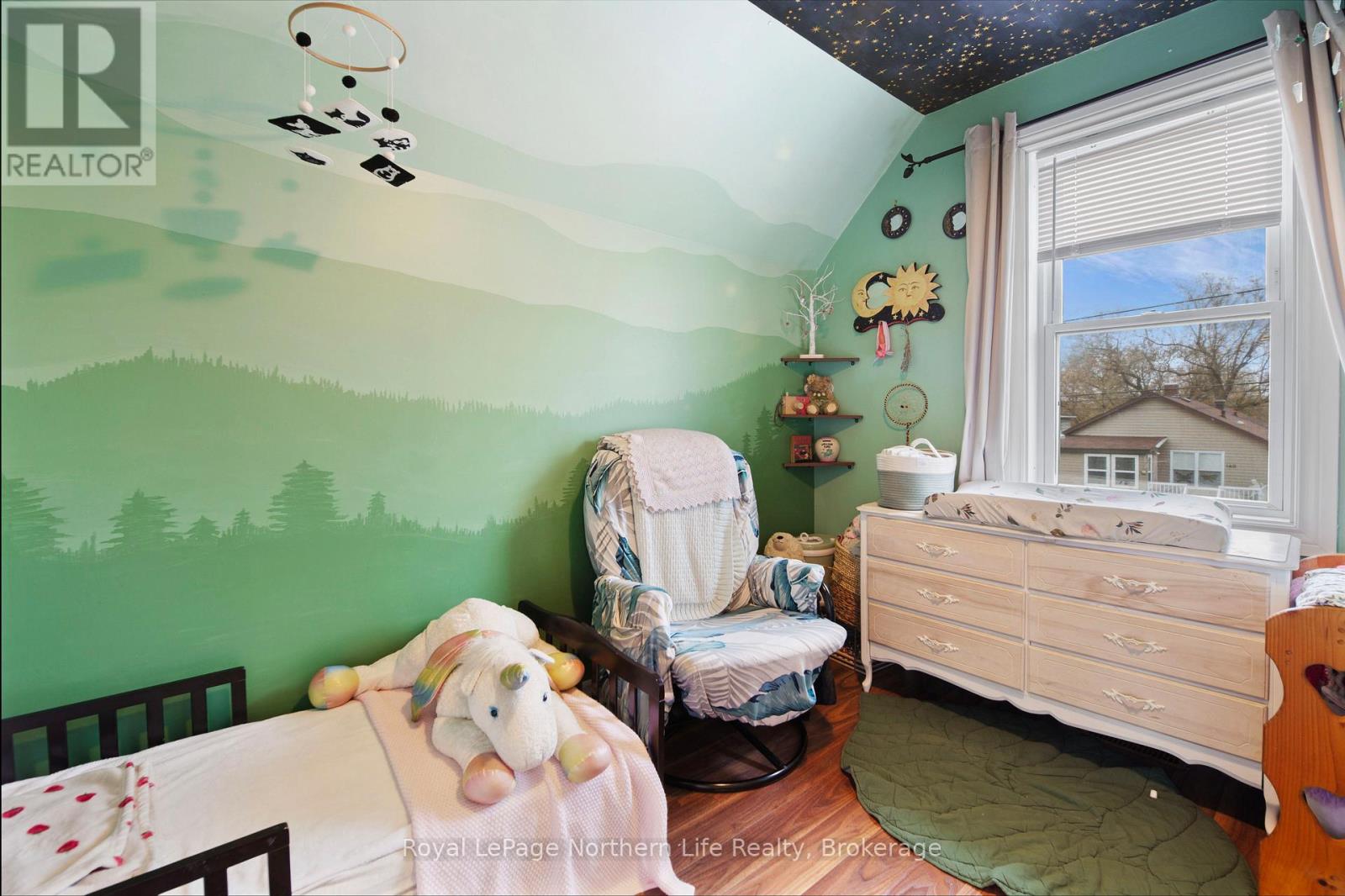 137 FOURTH AVENUE W - 16