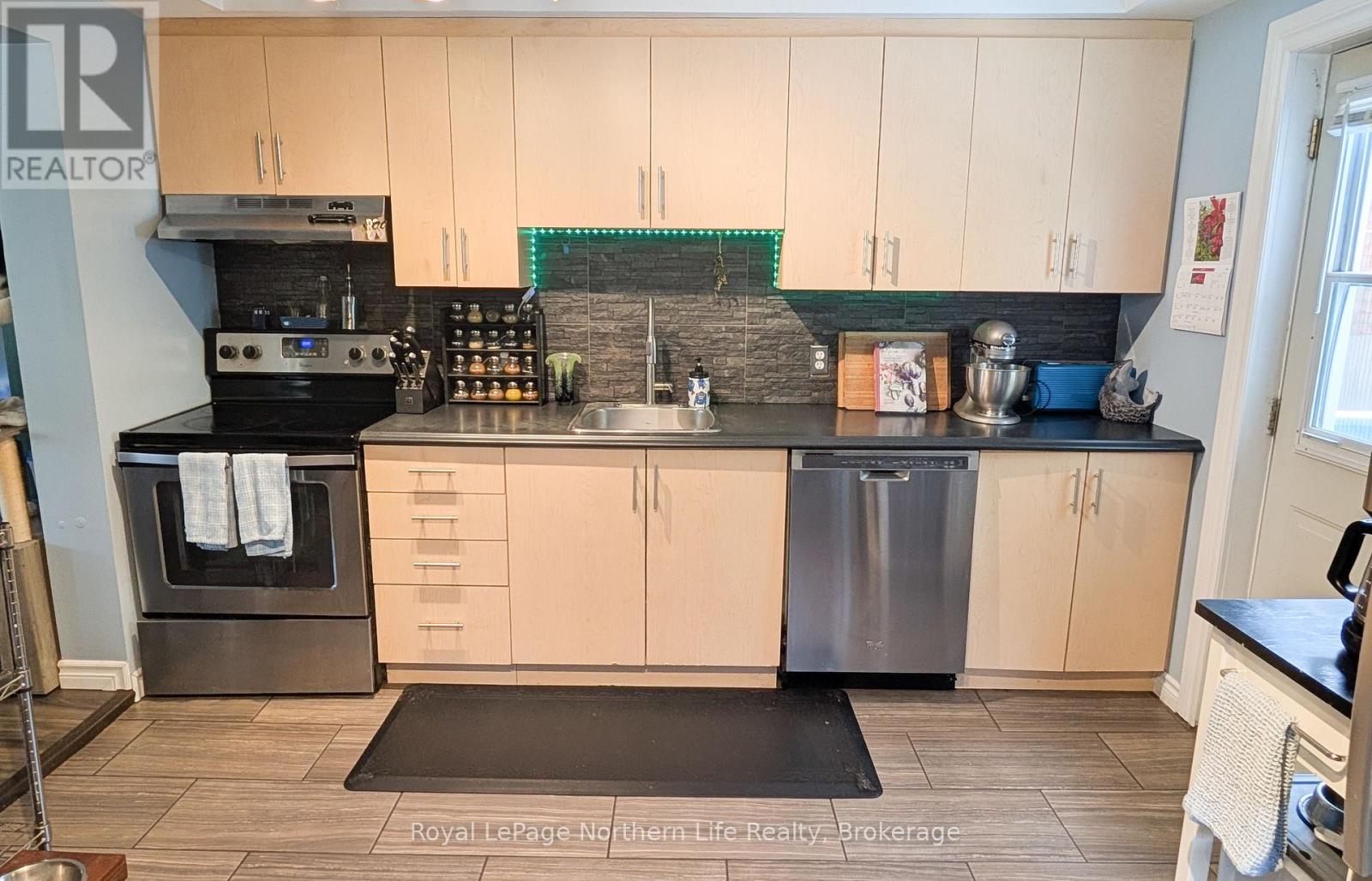 137 FOURTH AVENUE W - 7