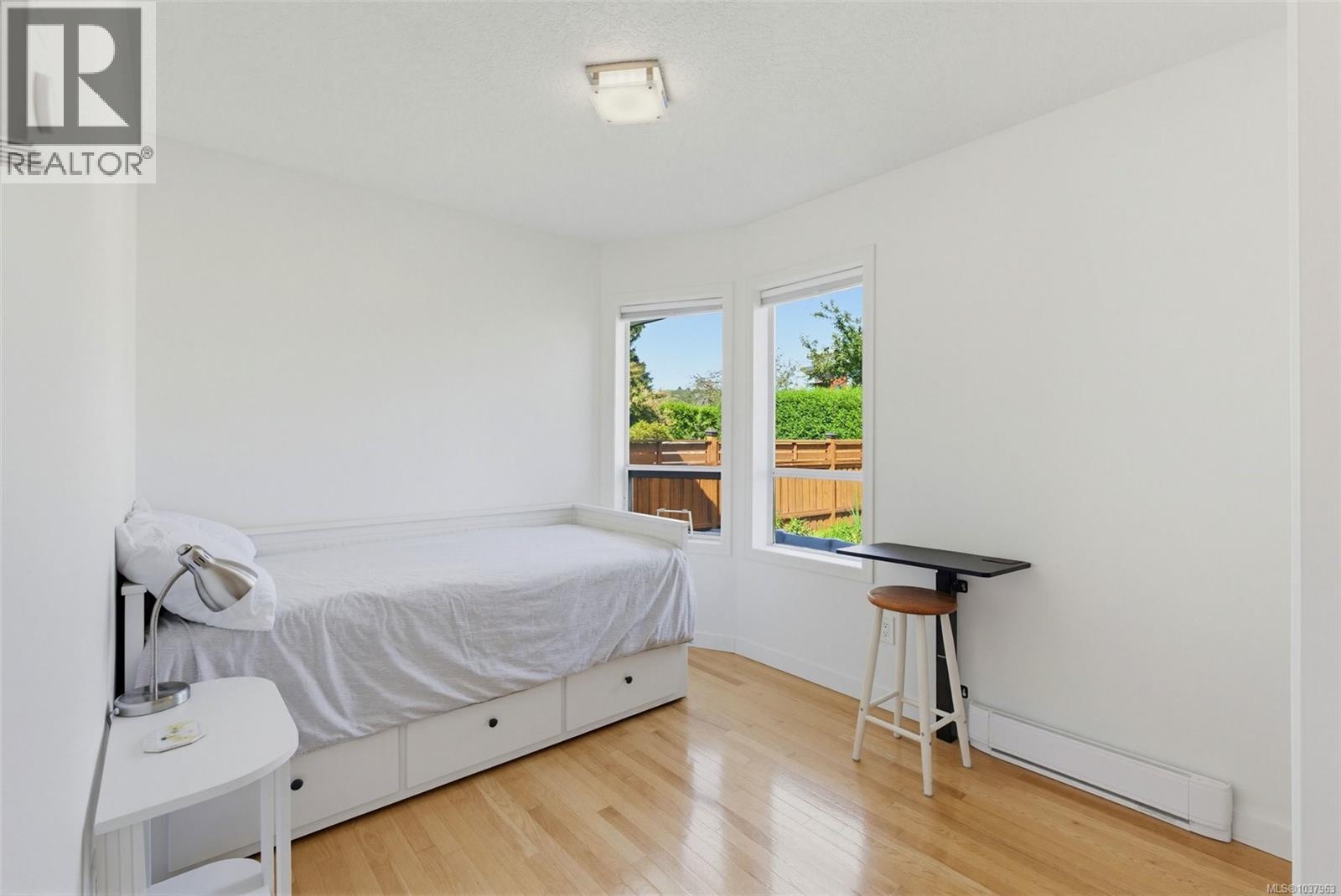 #4 3221 Wordsworth St - 21