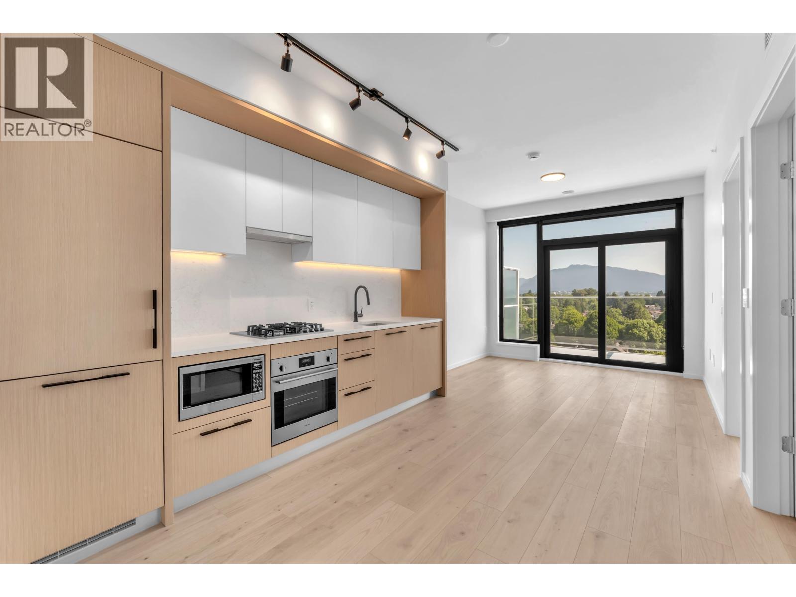 1005 2729 KINGSWAY - main photo