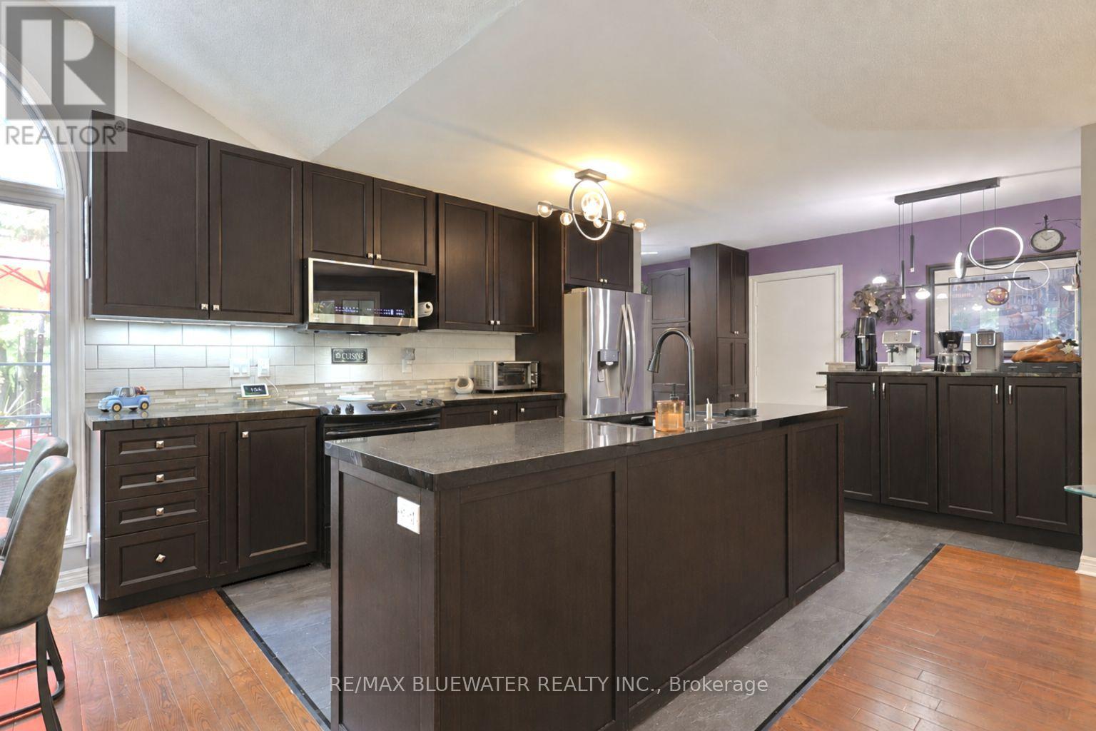 10419 PINETREE DRIVE - 12
