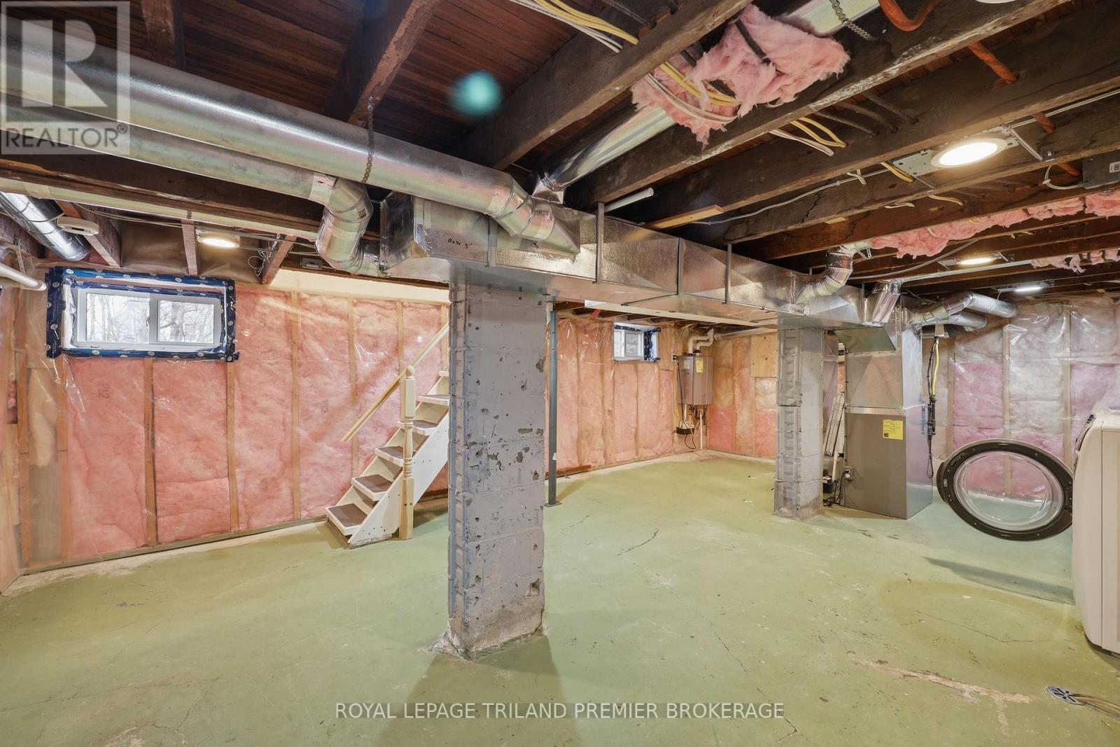 98 BRISCOE STREET E - 36
